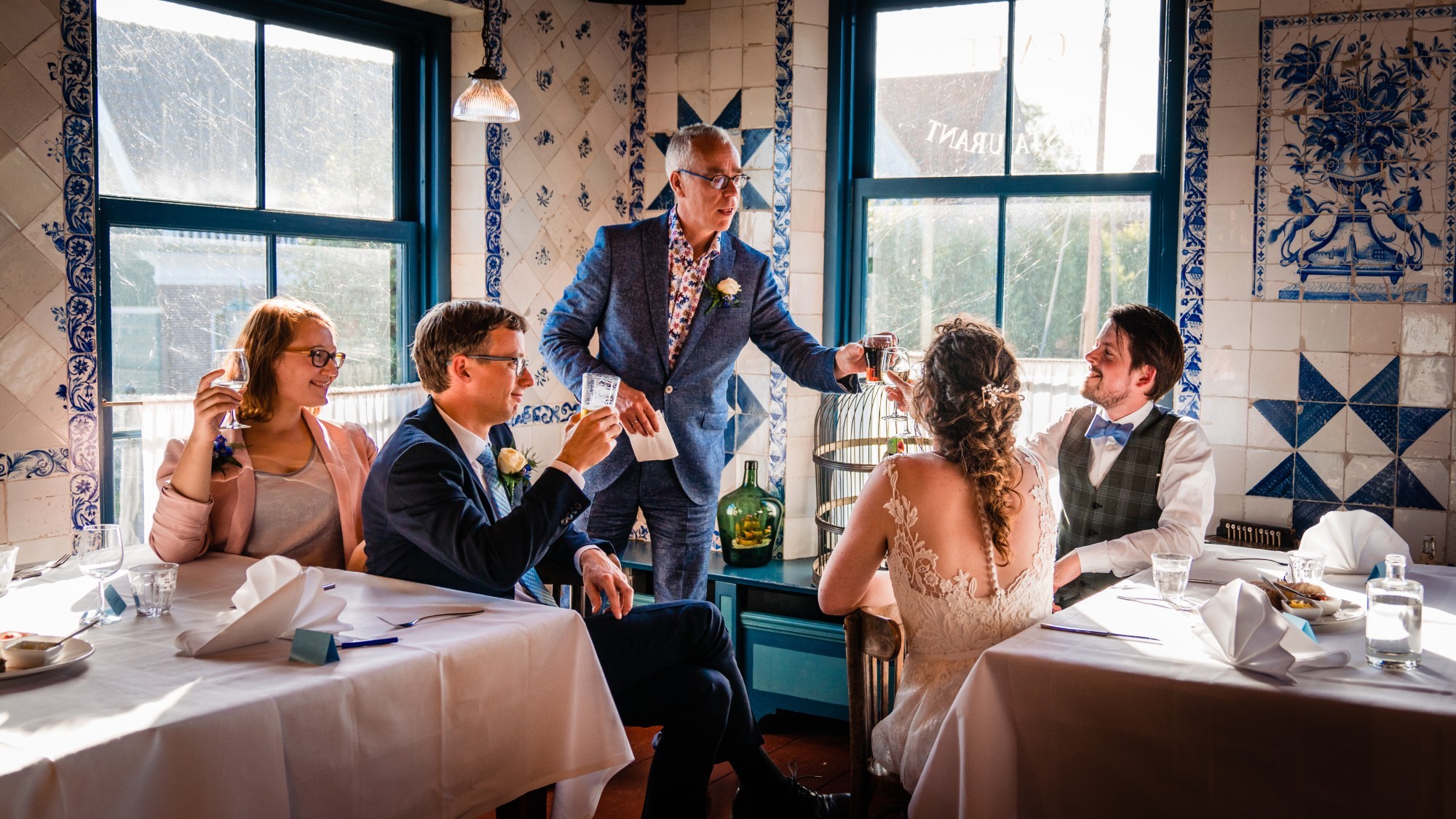 foto van medewerker reserveringen op een bruiloft