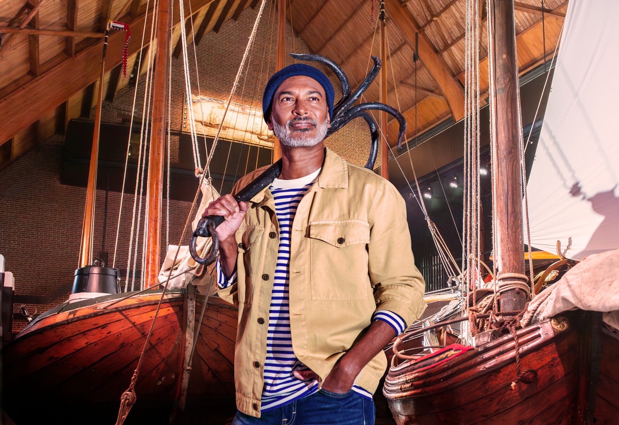 Bezoeker in Schepenhal tussen de houten schepen.