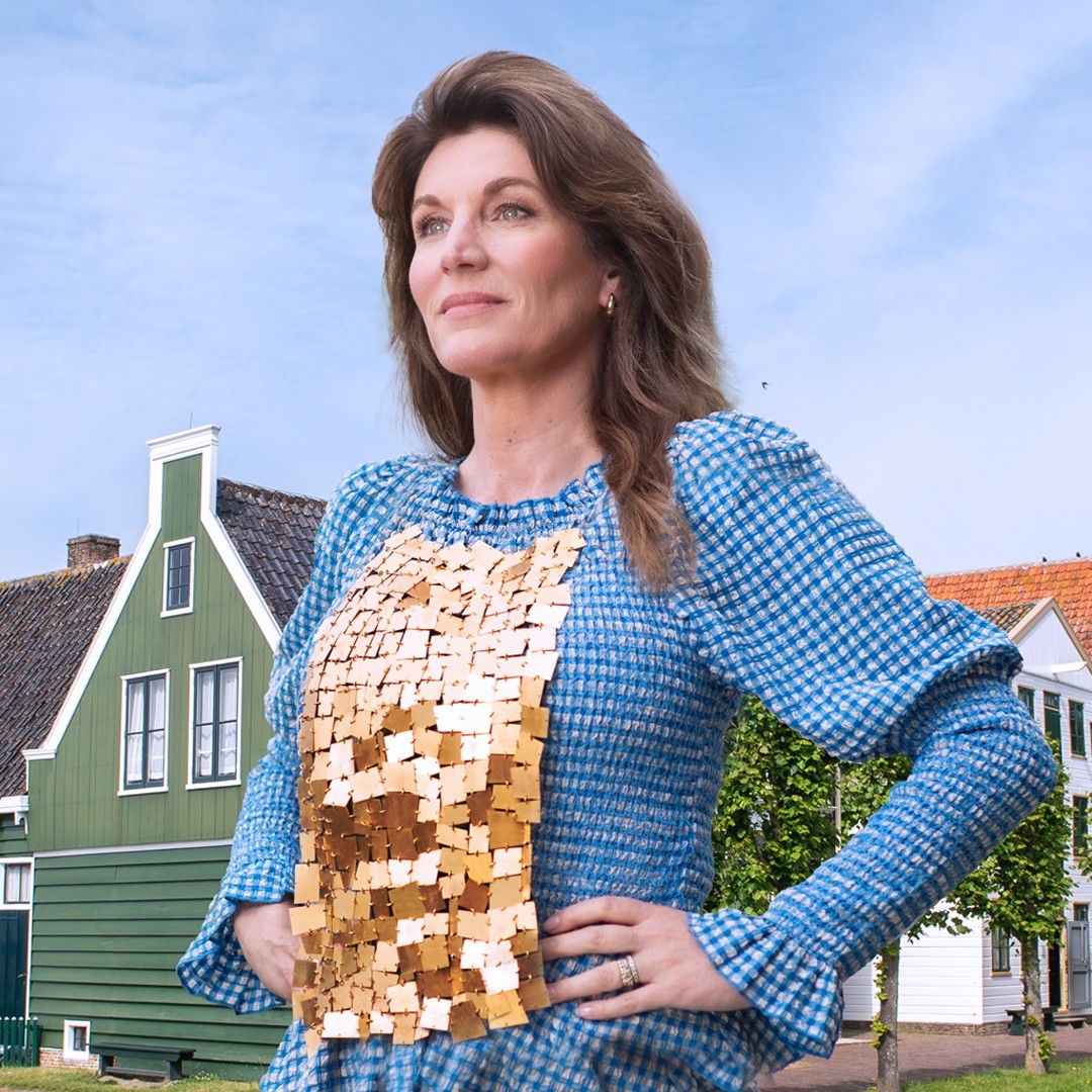 Foto van een vrouw met een moderne interpretatie van een kraplap aan