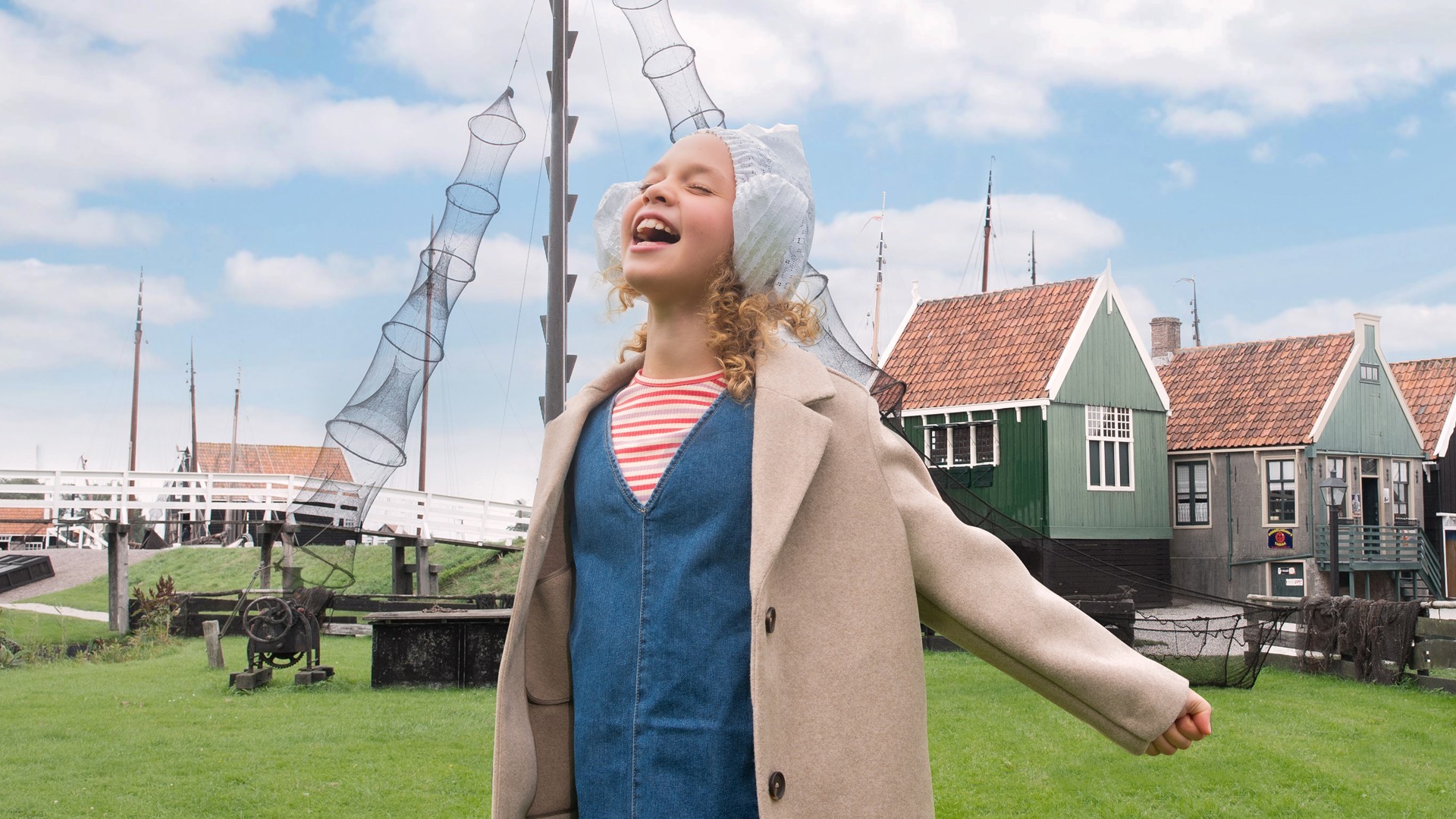 Meisje in 't Zuiderzeedorp met Volendammer hul
