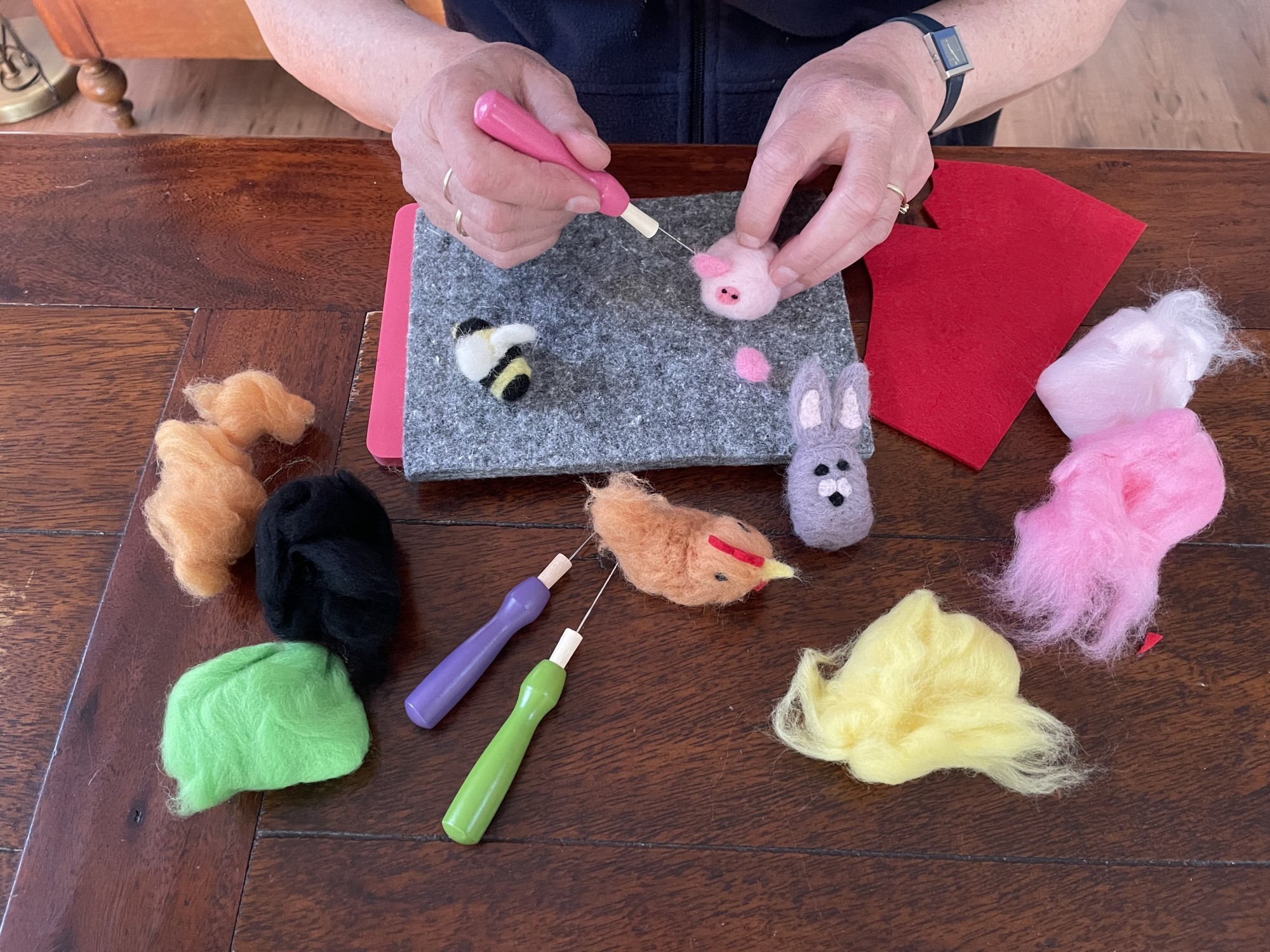 foto van iemand die dieren maakt met naaldvilten