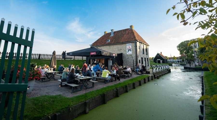 Café Hindeloopen, gefotografeerd met het terras.