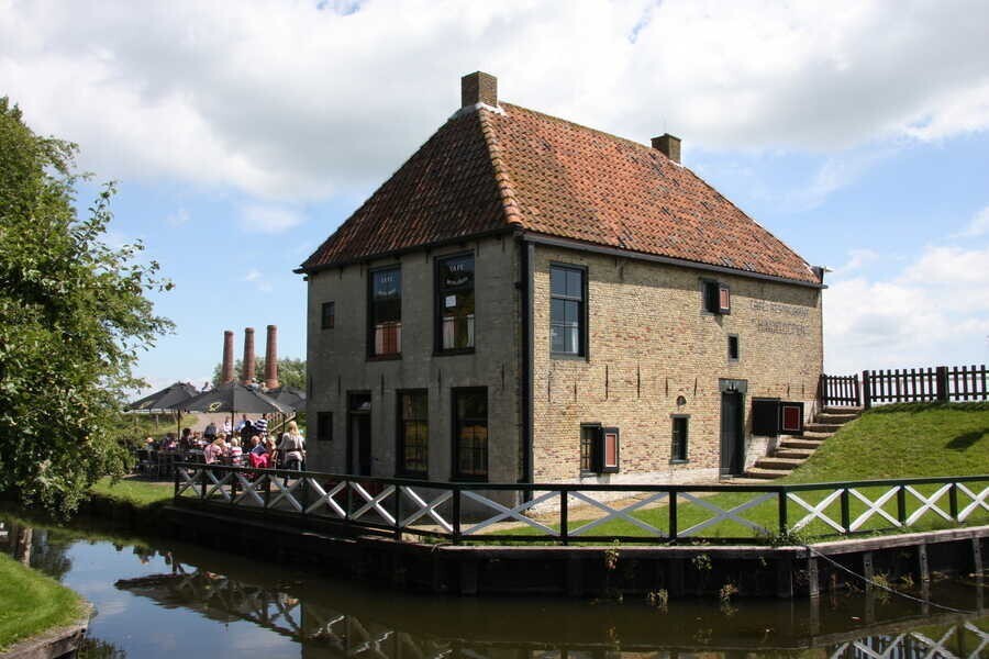 Cafe Hindeloopen gefotografeerd vanaf de buitenkant.