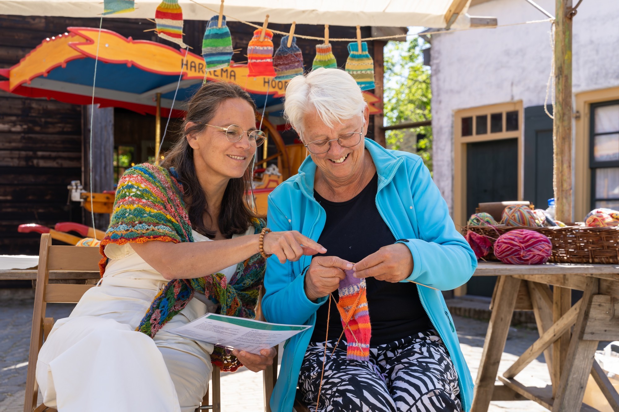 Foto van twee vrouwen die breien