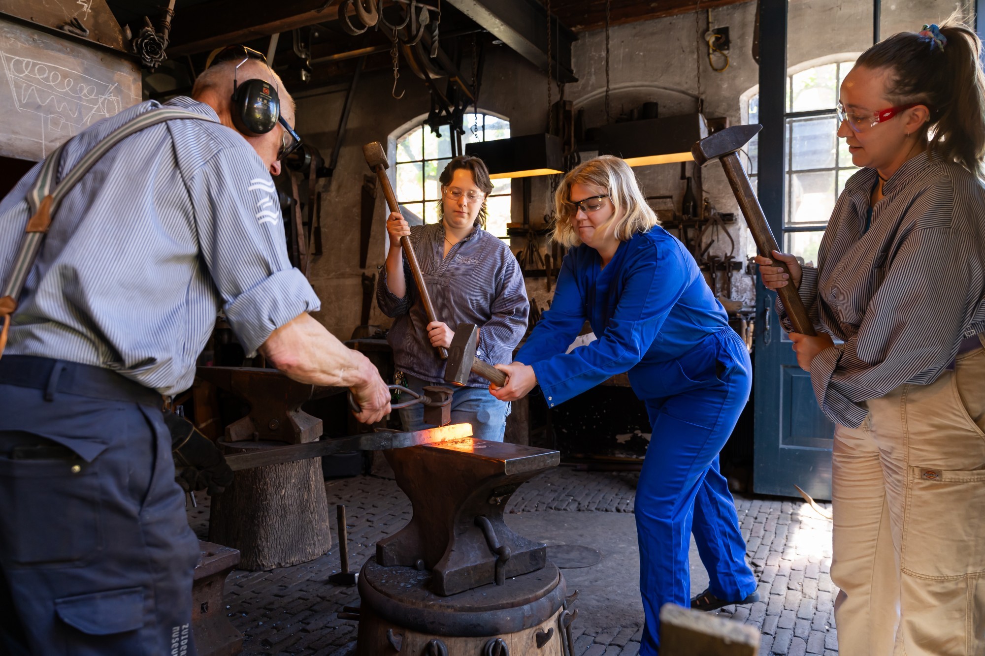 Foto van mensen die het beroep van de smid uitoefenen