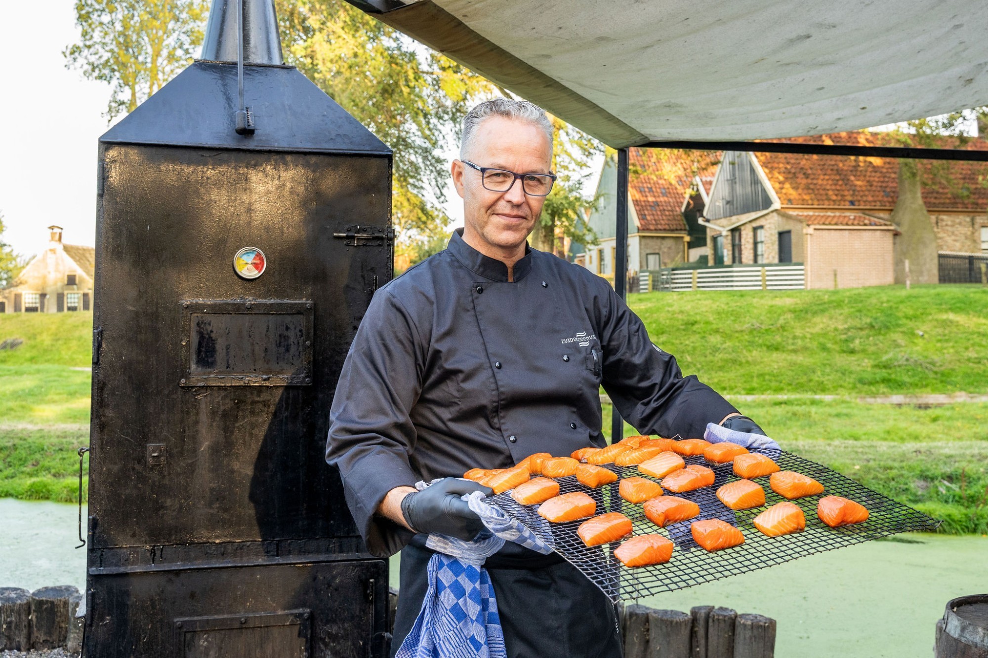 Foto van chef met zalm