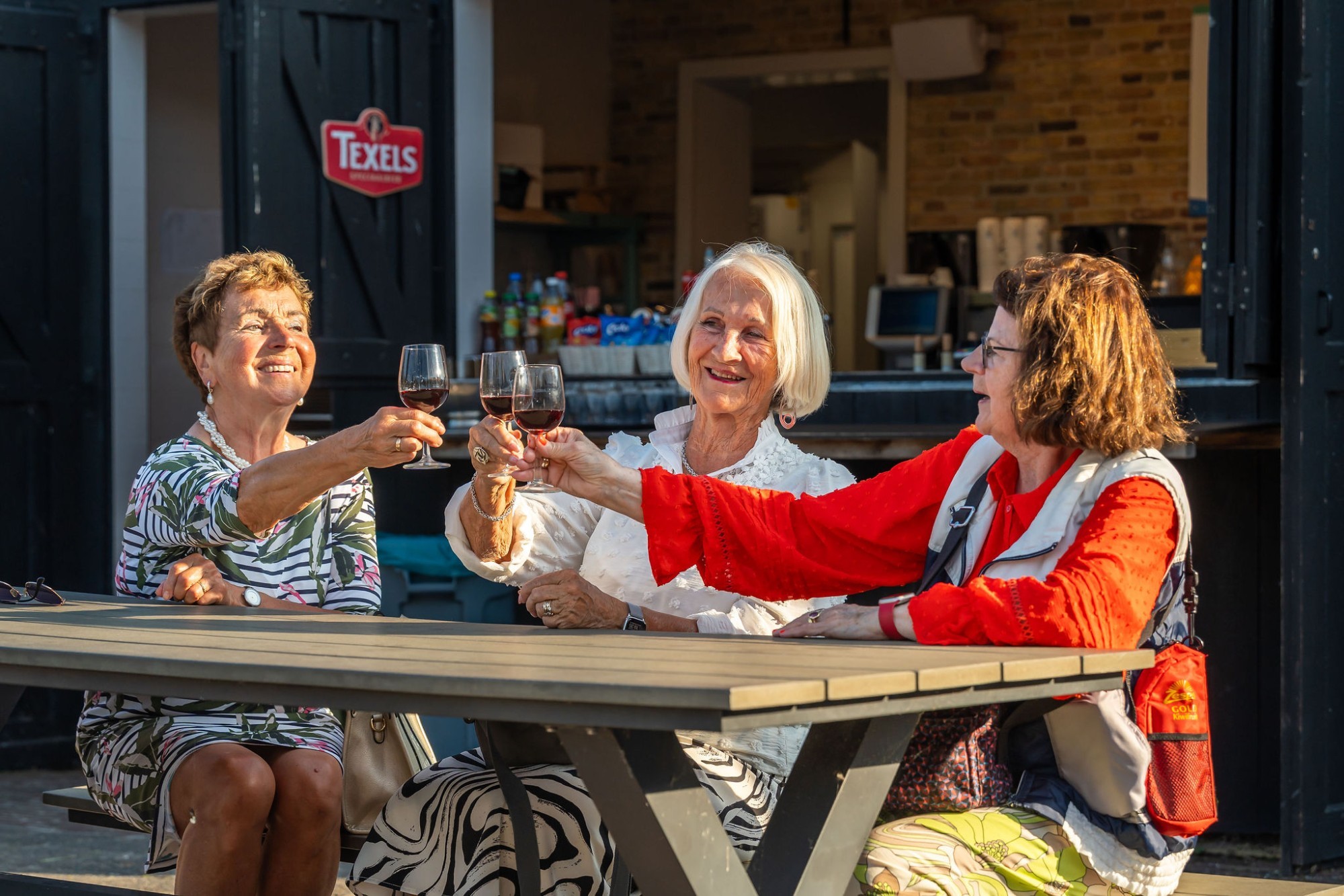 Foto van drie vrouwen die proosten