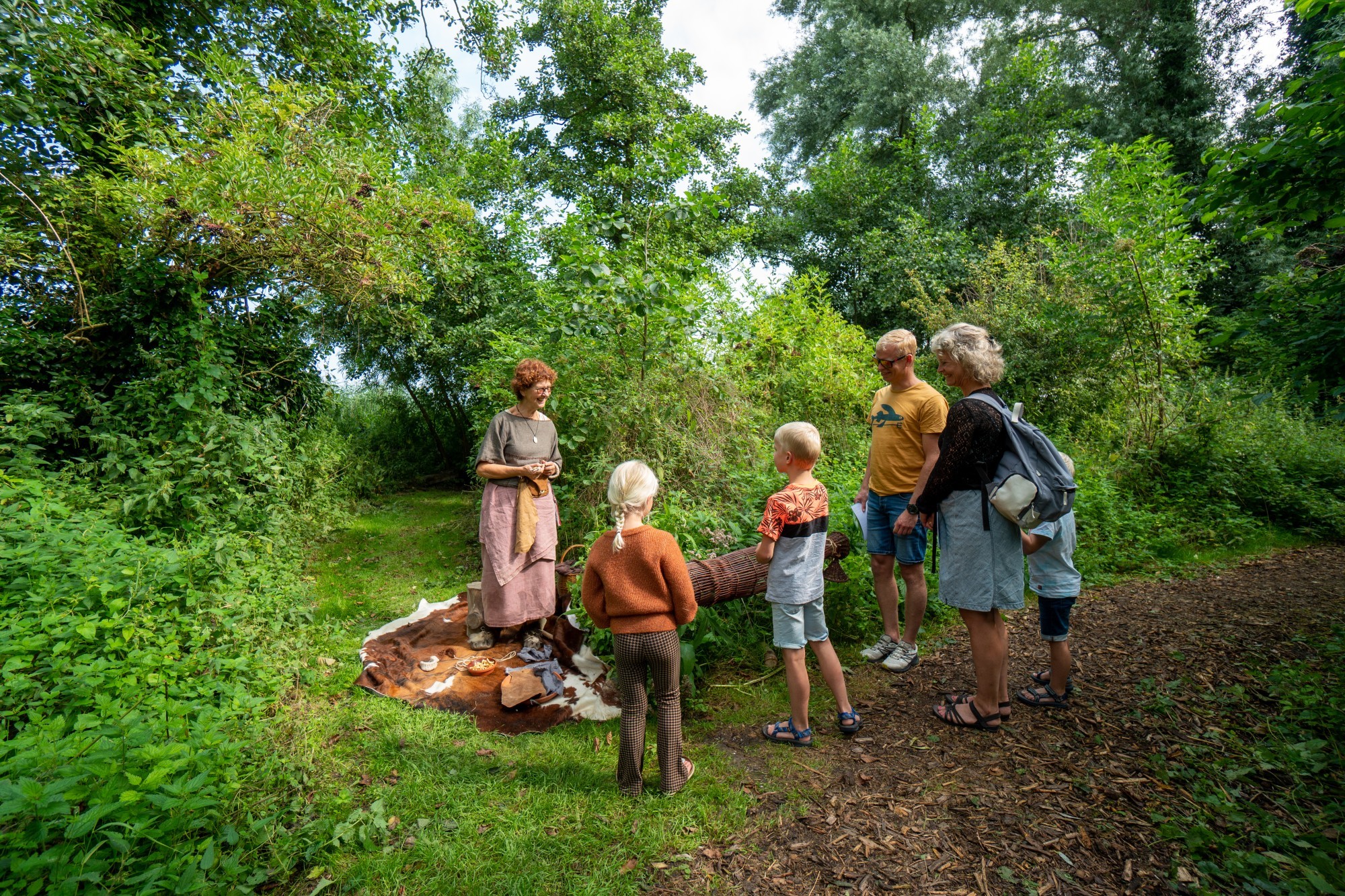 foto van gezin op de kijkdag van de Bronstijdboerderij