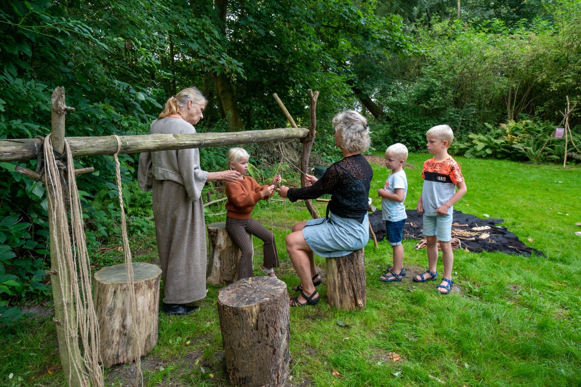 Kind bezig met het vlechten van touw