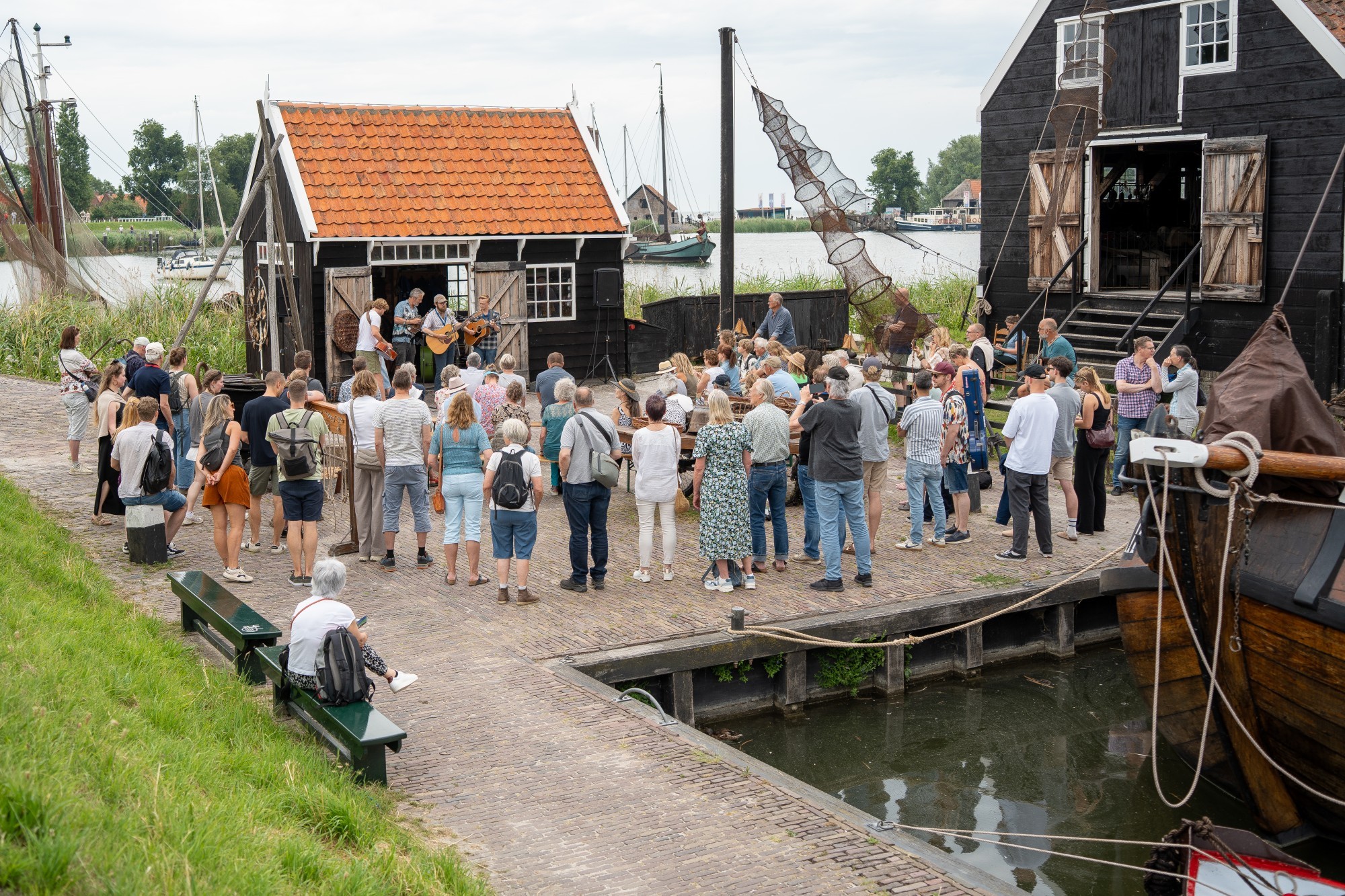 Foto van groep mensen bij gitaaroptreden