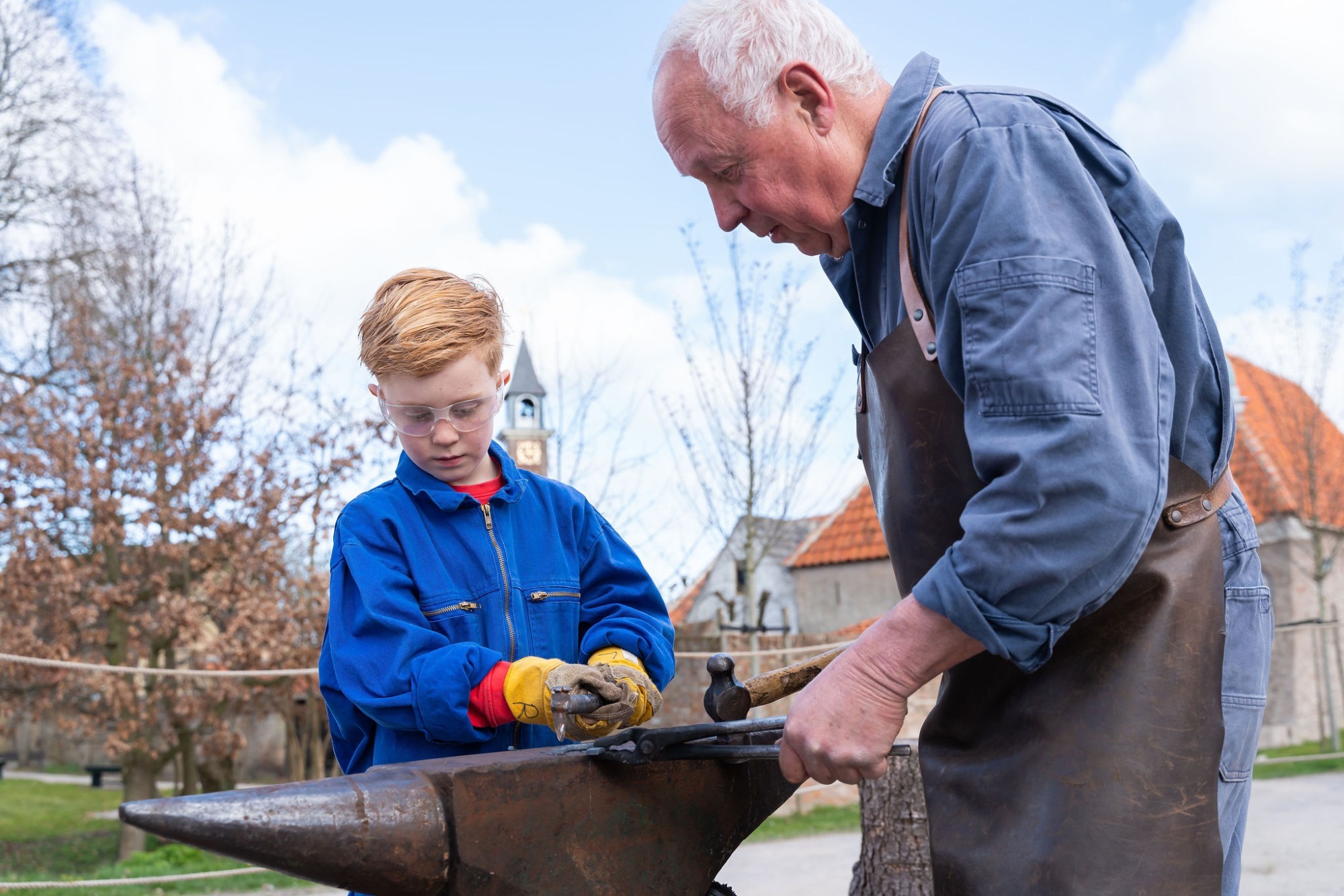 Jongen die help bij het Smeedlab