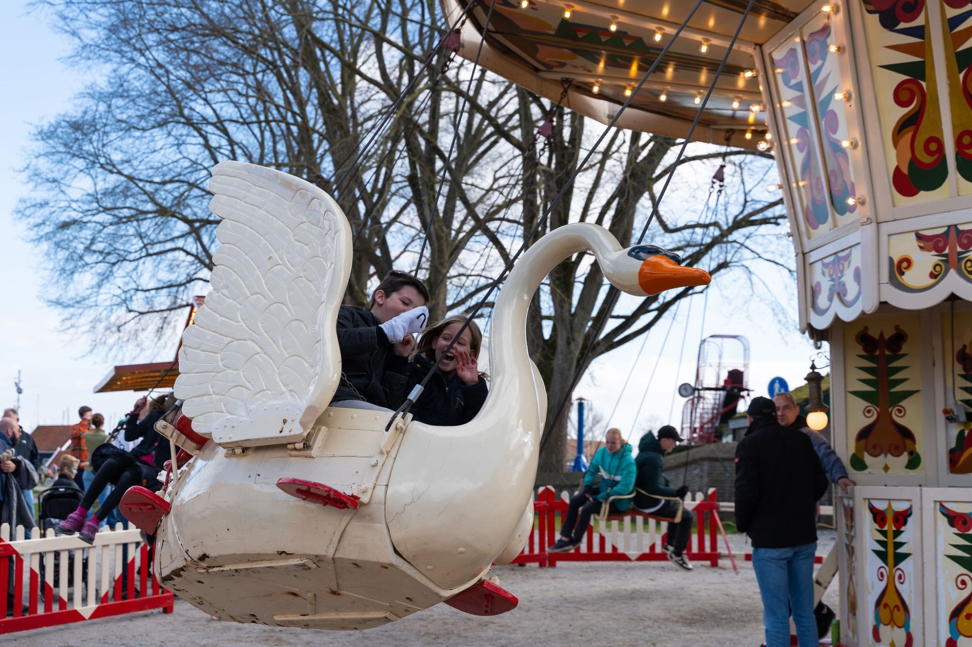 Sfeerimpressie Oudhollandse kermis, zwanenzweefmolen