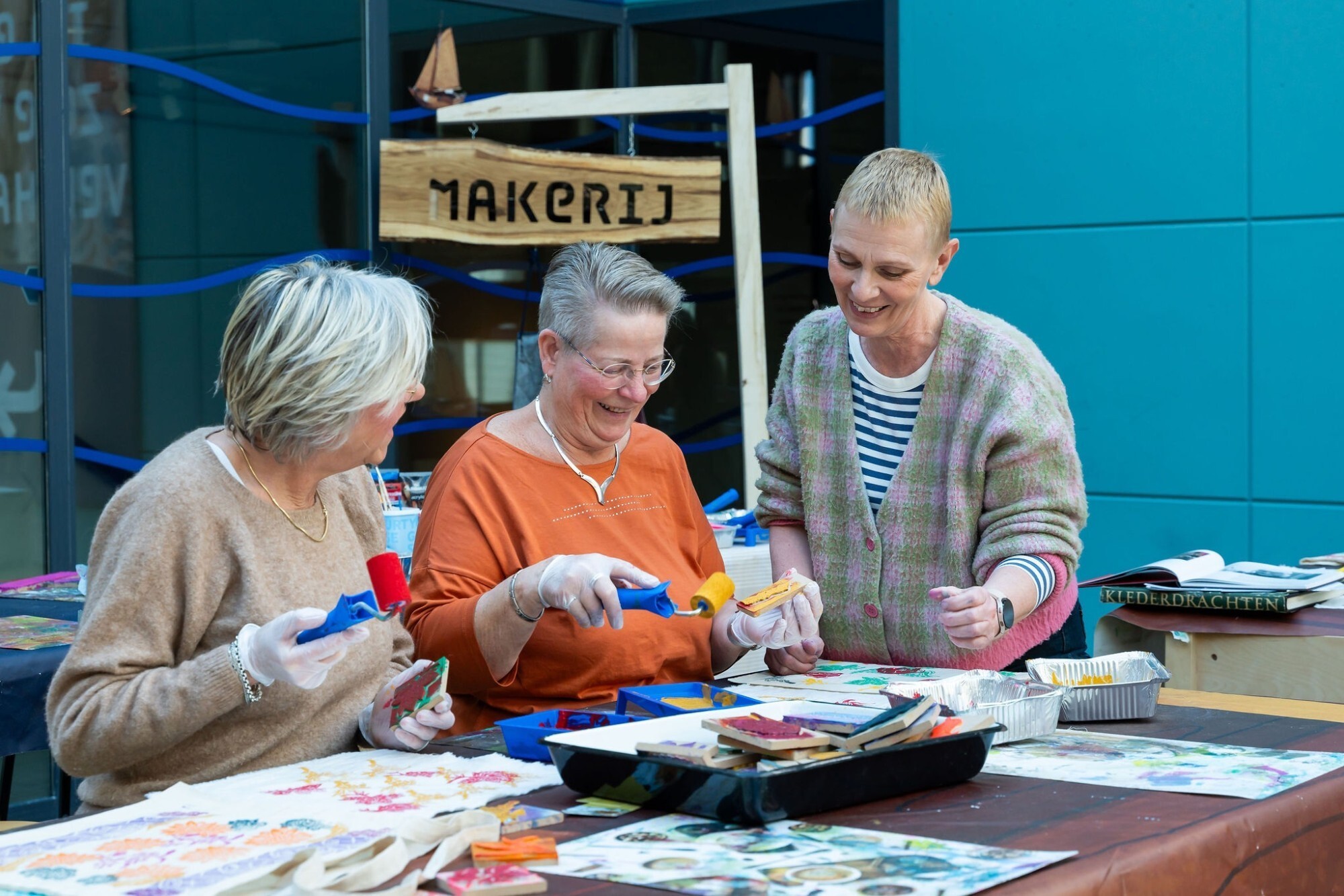 Vrouwen verven een Zuiderzeetas tijdens de Makerij