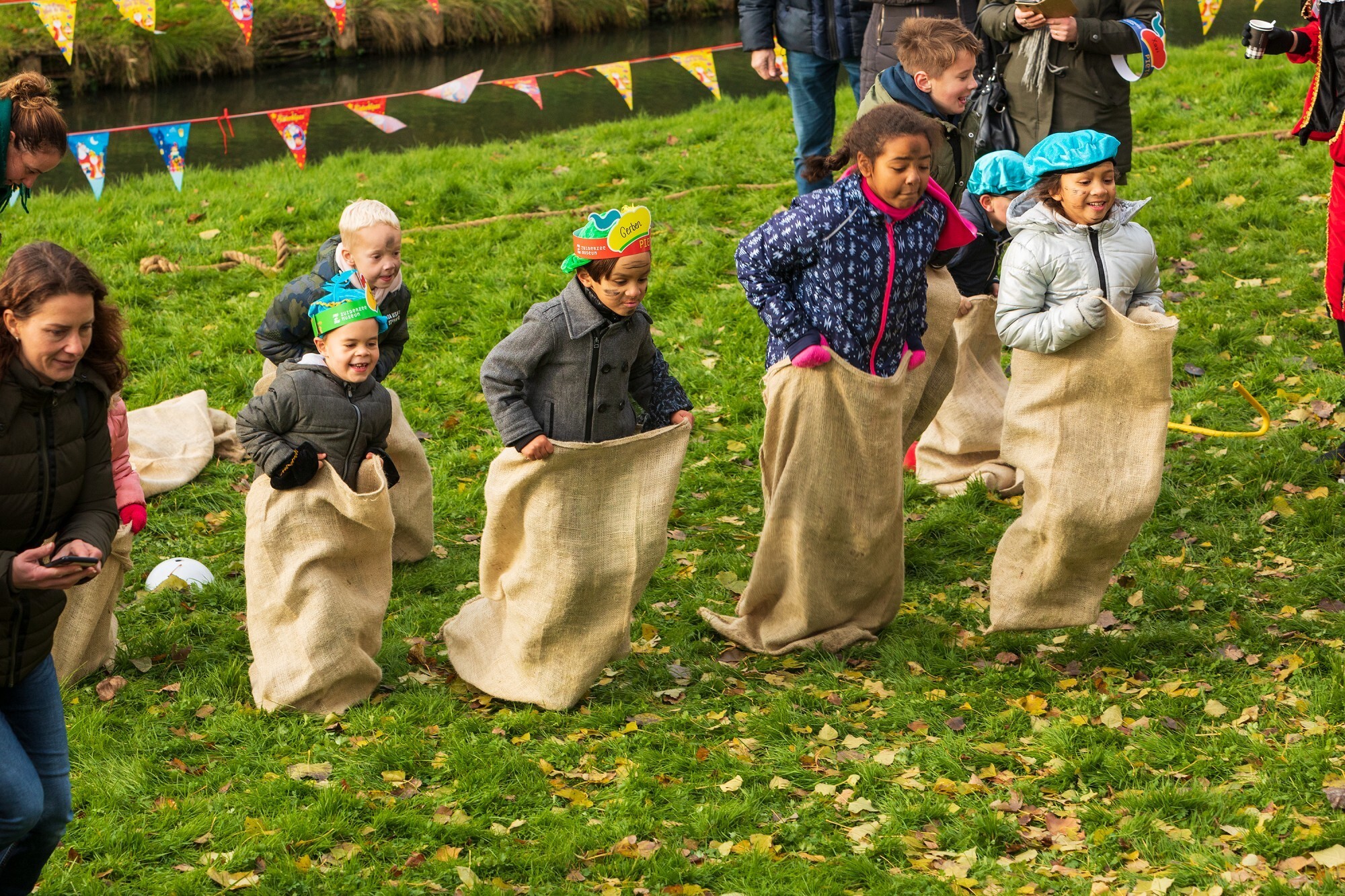 Kinderen tijdens Pietendorp aan het zaklopen.