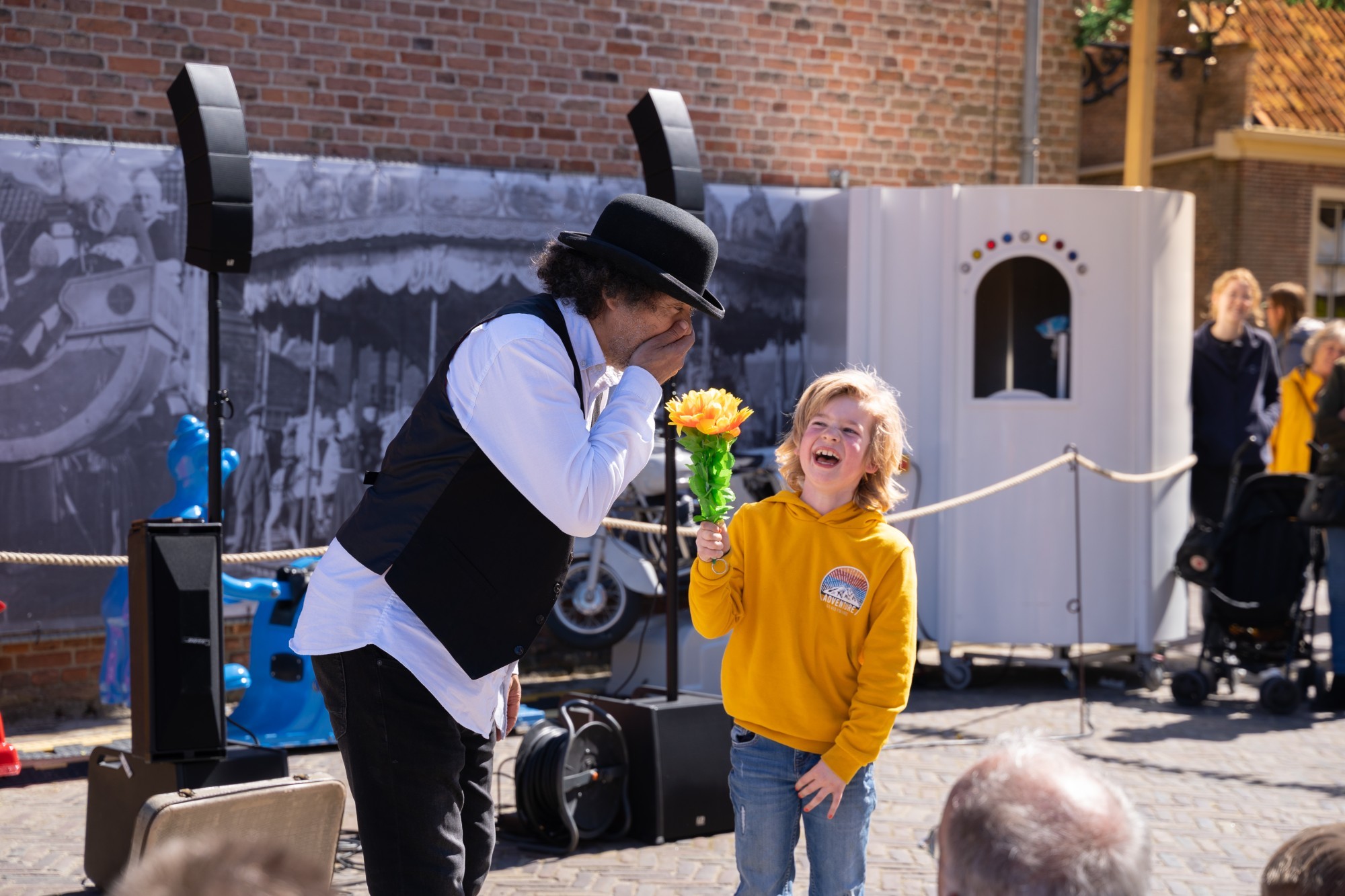 Foto van circusoptreden van Hakim met kind
