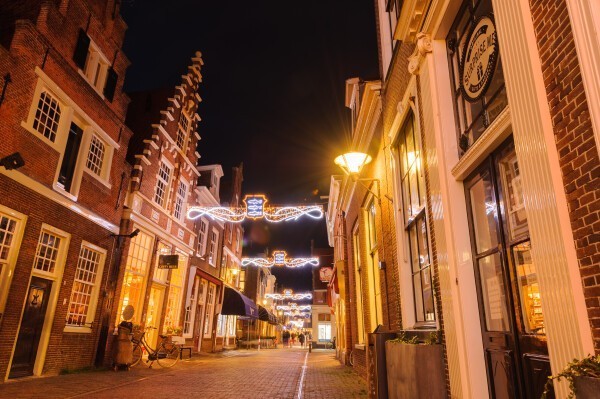 Foto sfeervol verlichte Westerstraat