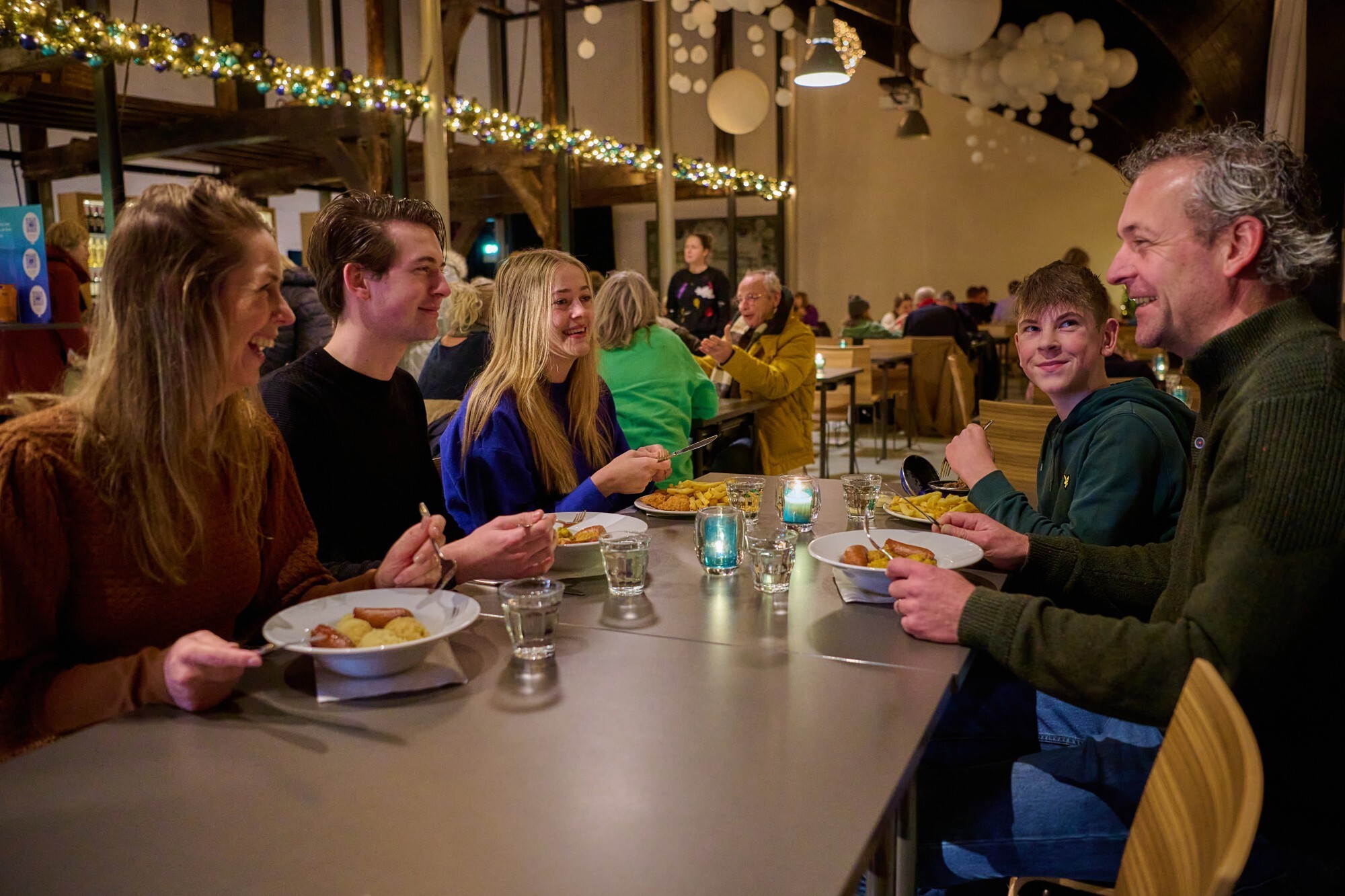 Gezin aan het eten tijdens Zuiderzeelicht