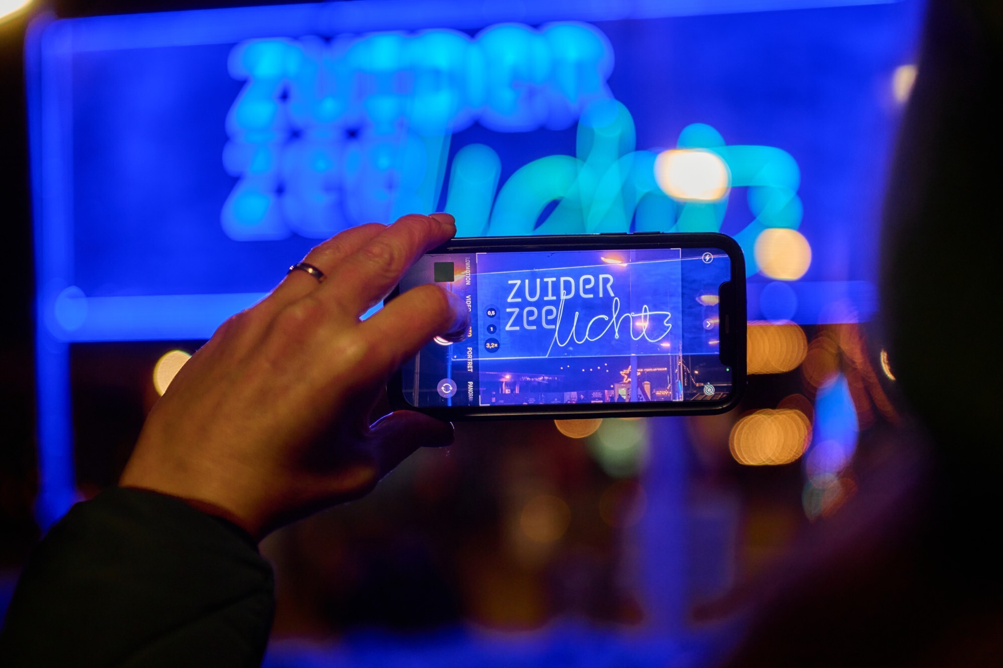 Foto maken van bord Zuiderzeelicht met telefoon