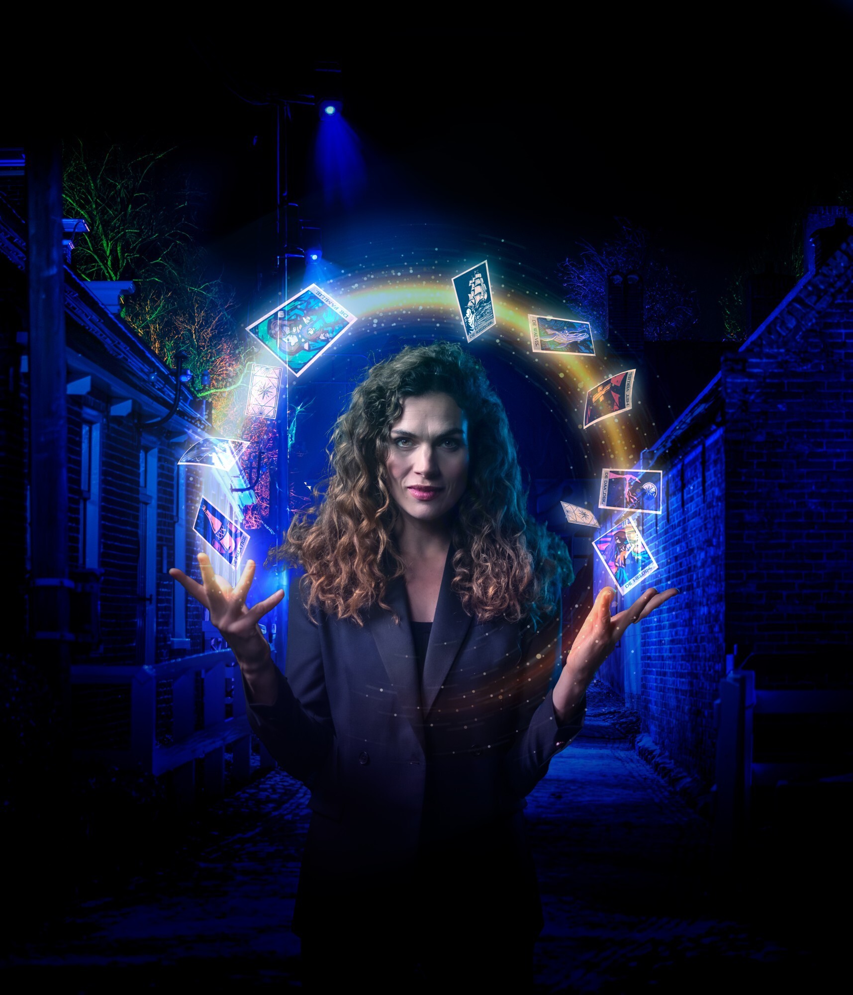 Anna Drijver gooit denkbeeldige tarotkaarten in de lucht