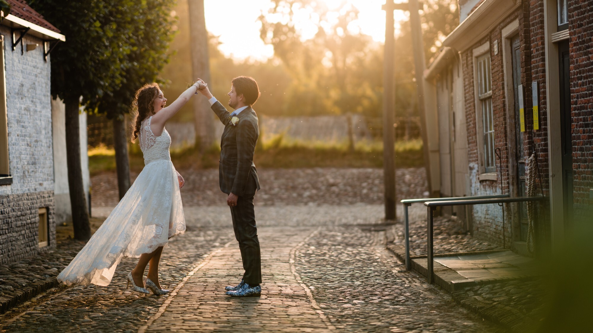 Bruidspaar in 't Zuiderzeedorp, bij zonsondergang