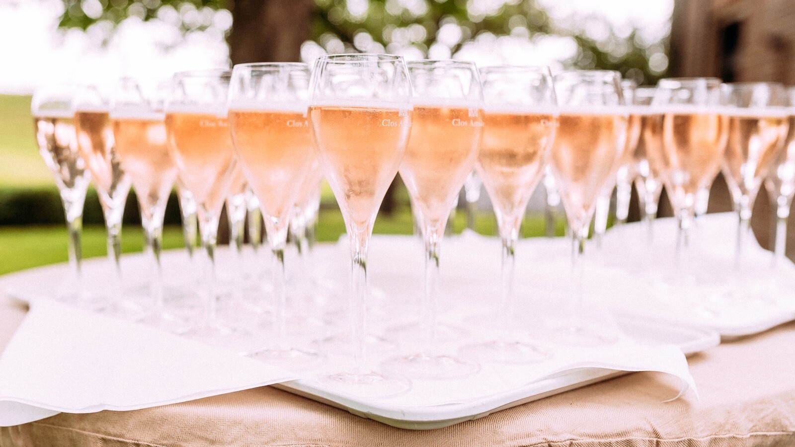 Champagneglazen gevuld met bubbels.