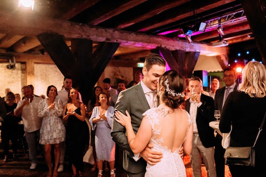 Bruidspaar aan het dansen op de dansvloer in het Peperhuis