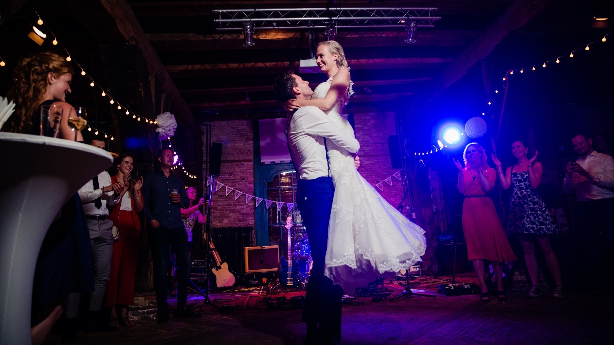 Bruidspaar is aan het dansen op de dansvloer