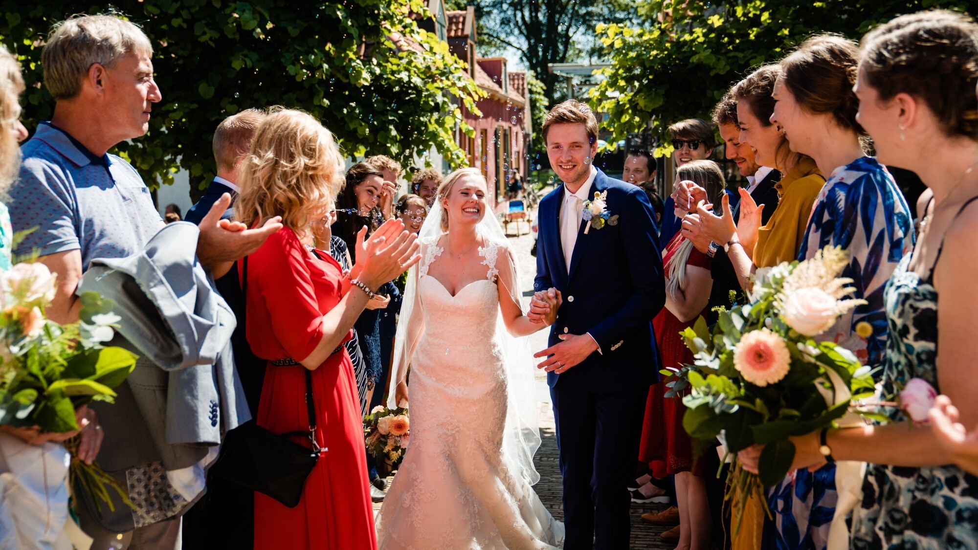 Bruidspaar in 't Zuiderzeedorp, met familie en vrienden