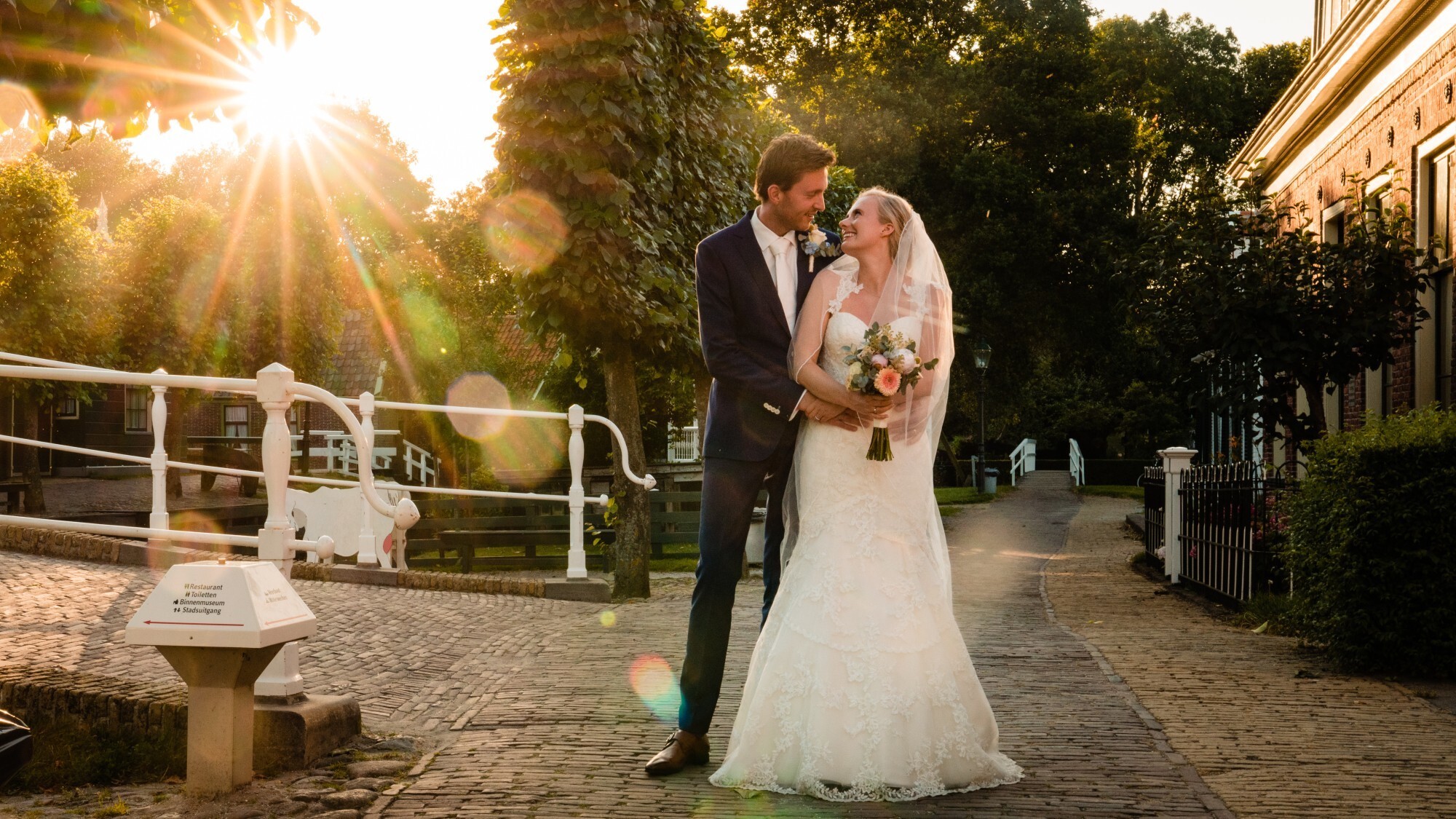 Bruidspaar in 't Zuiderzeedorp, bij zonsondergang
