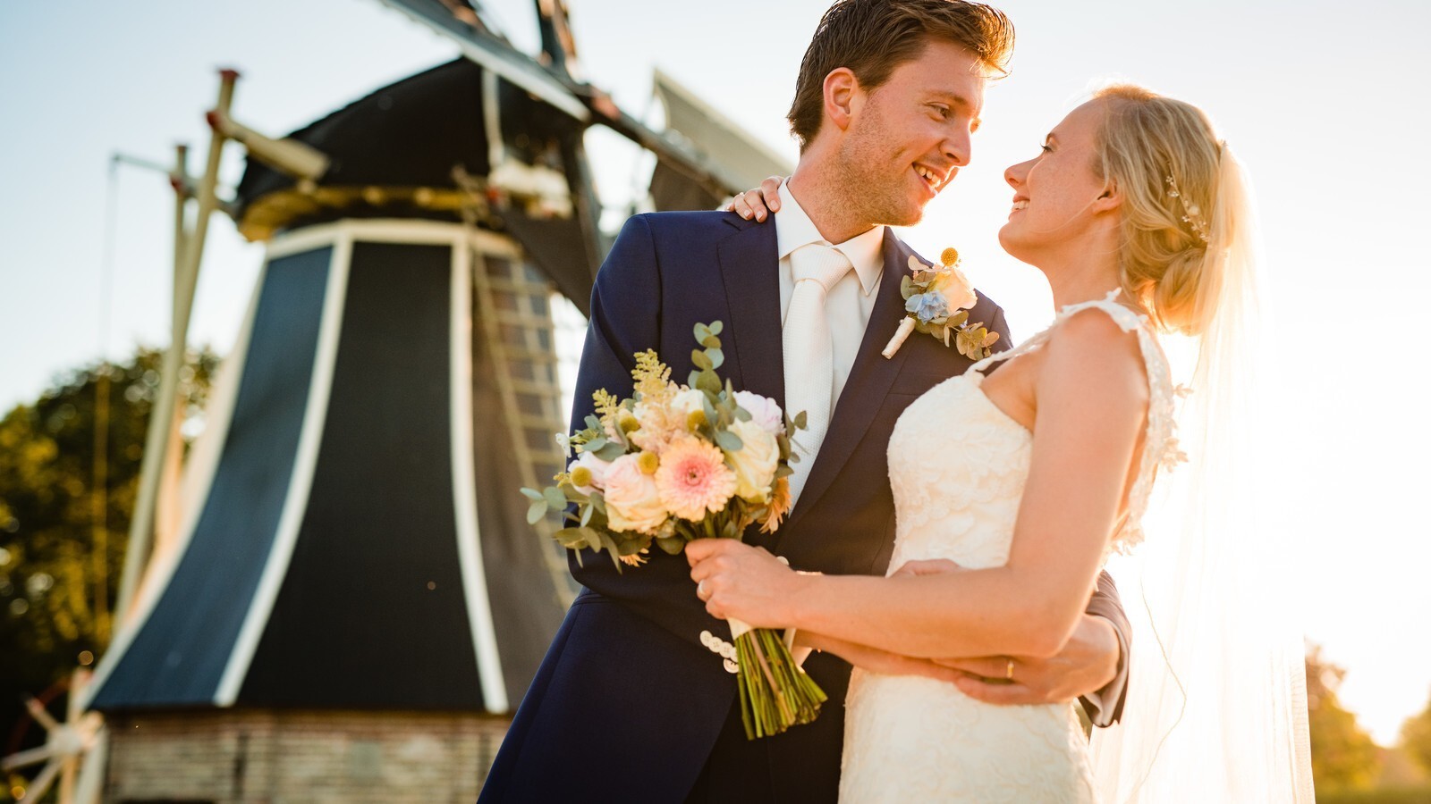 Bruidspaar in 't Zuiderzeedorp, bij de molen