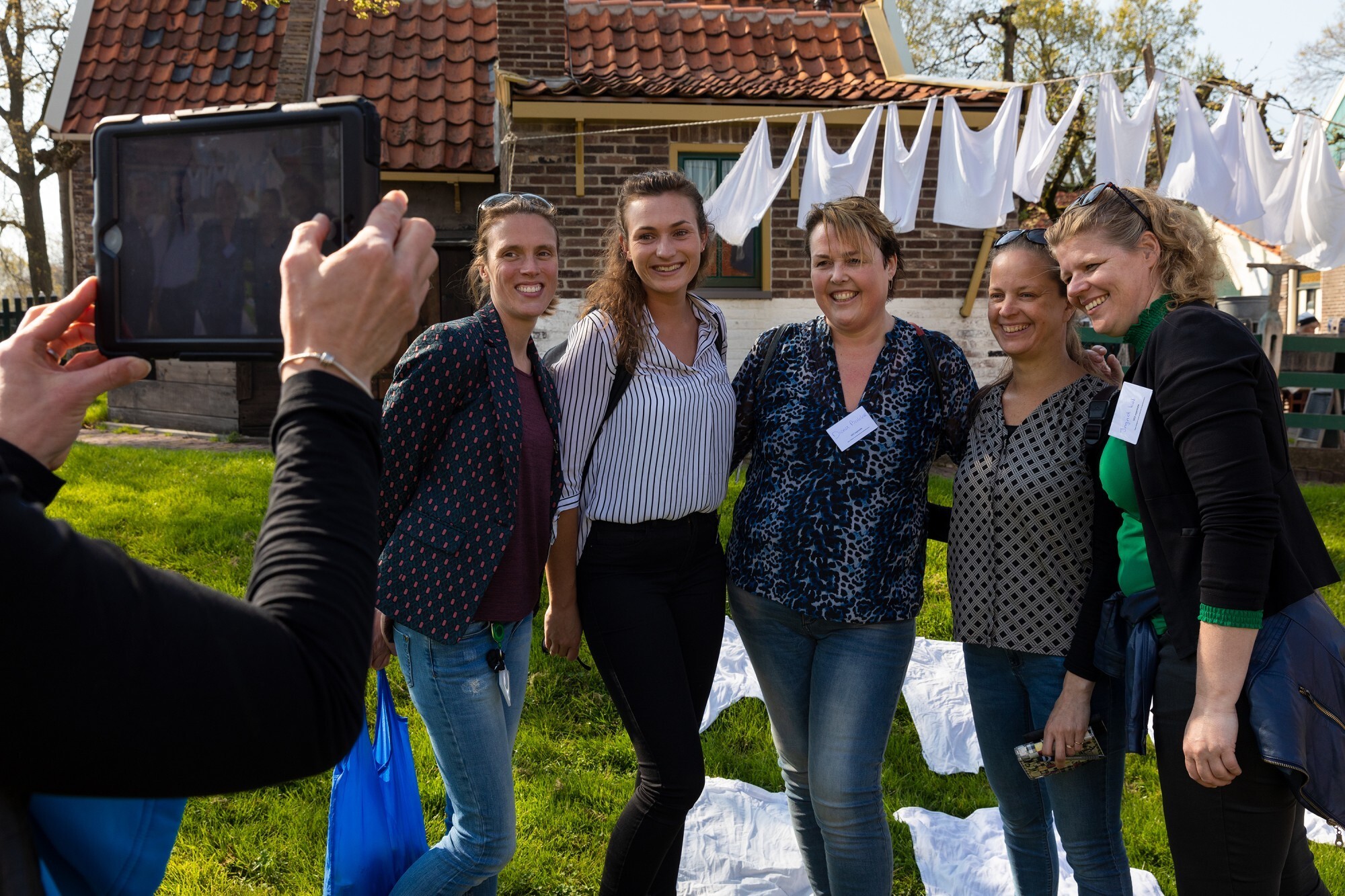 Er wordt een foto gemaakt van een groepje dames.