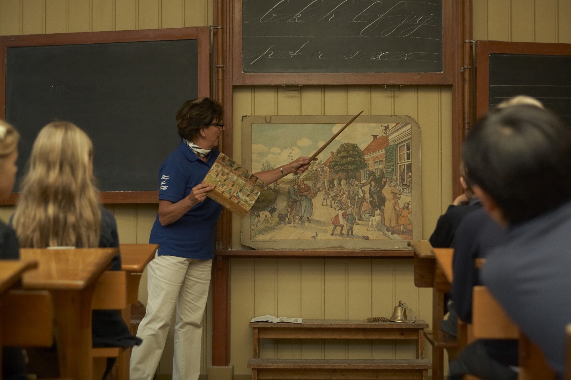 Museumdocent geeft les aan een groep kinderen