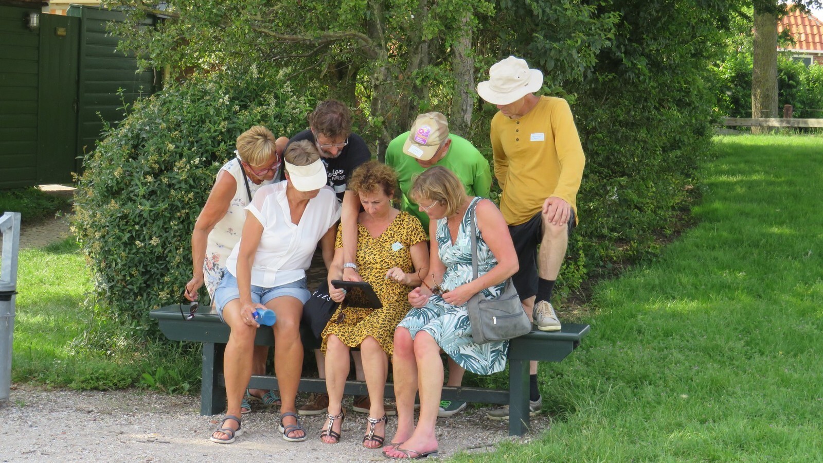 Een groep mensen is druk bezig met het spelen van de 'Tablet game'
