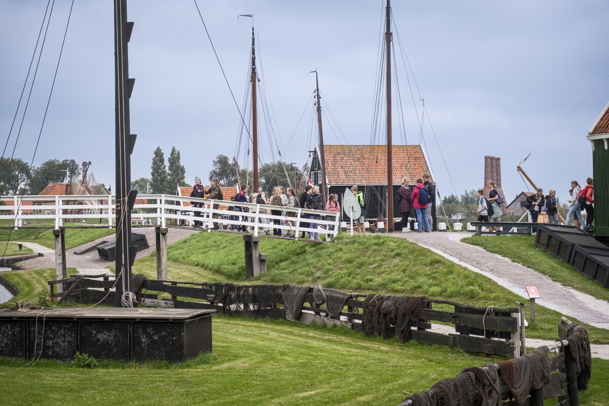 Op de brug in de Markerhaven staat een groep kinderen nieuwsgierig te kijken.