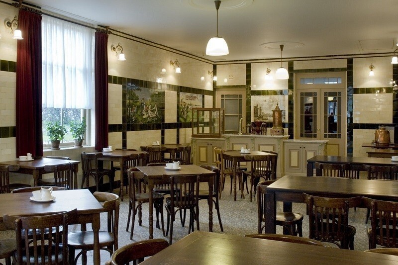 Koffiehuis Hoorn gefotografeerd vanaf de binnenkant.