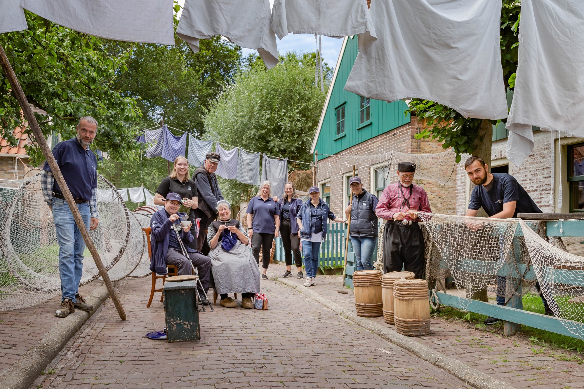 De Philadelphia groep, staan samen met de bewoners van de Urkerbult op de foto