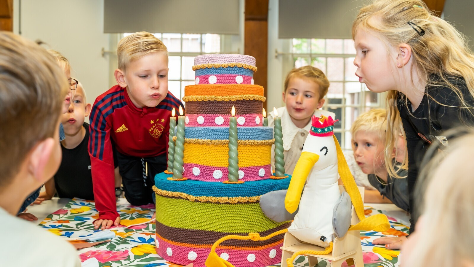 Kinderen blazen taart uit