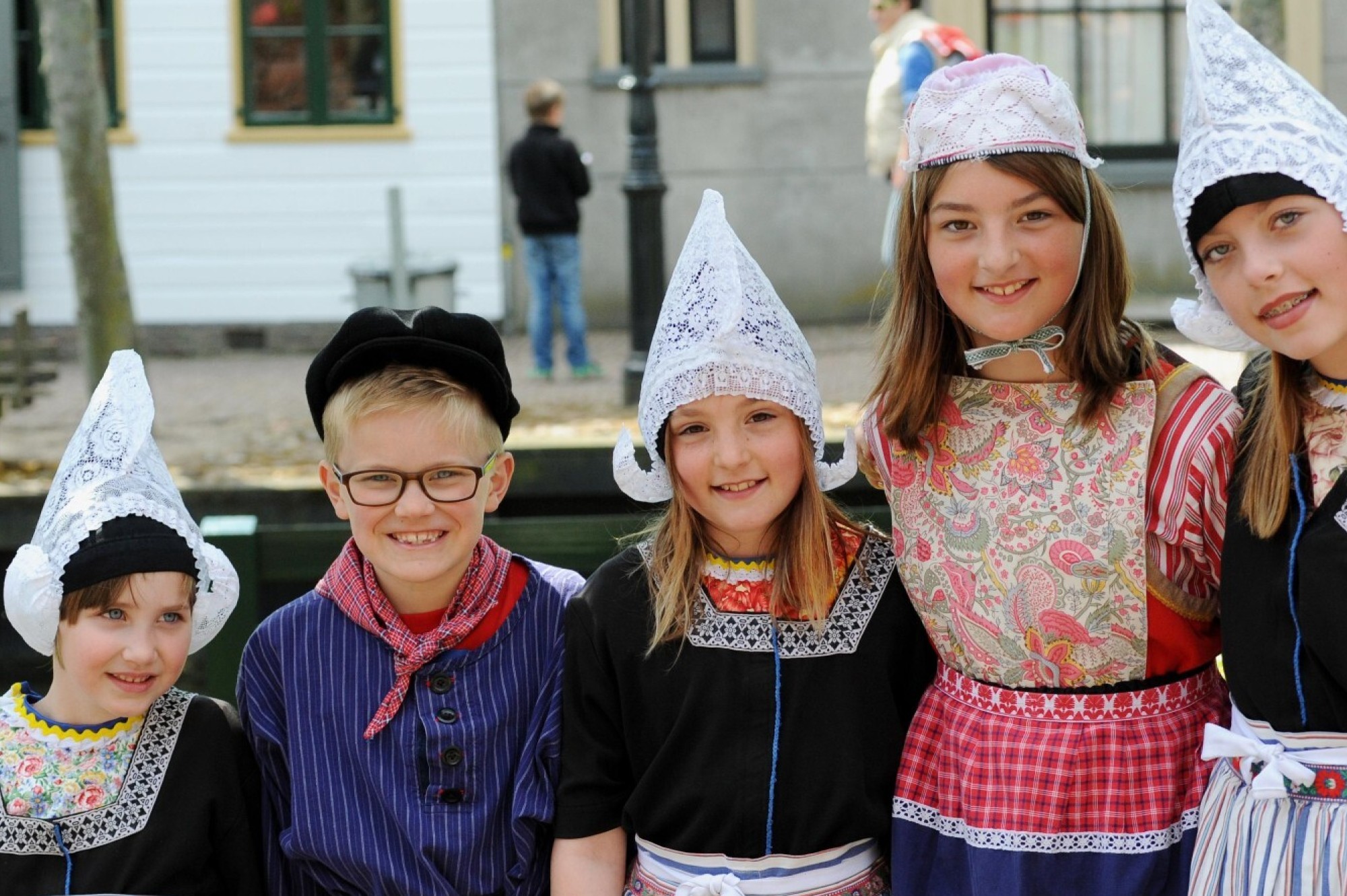 Kinderen in Vollendamse kledendracht