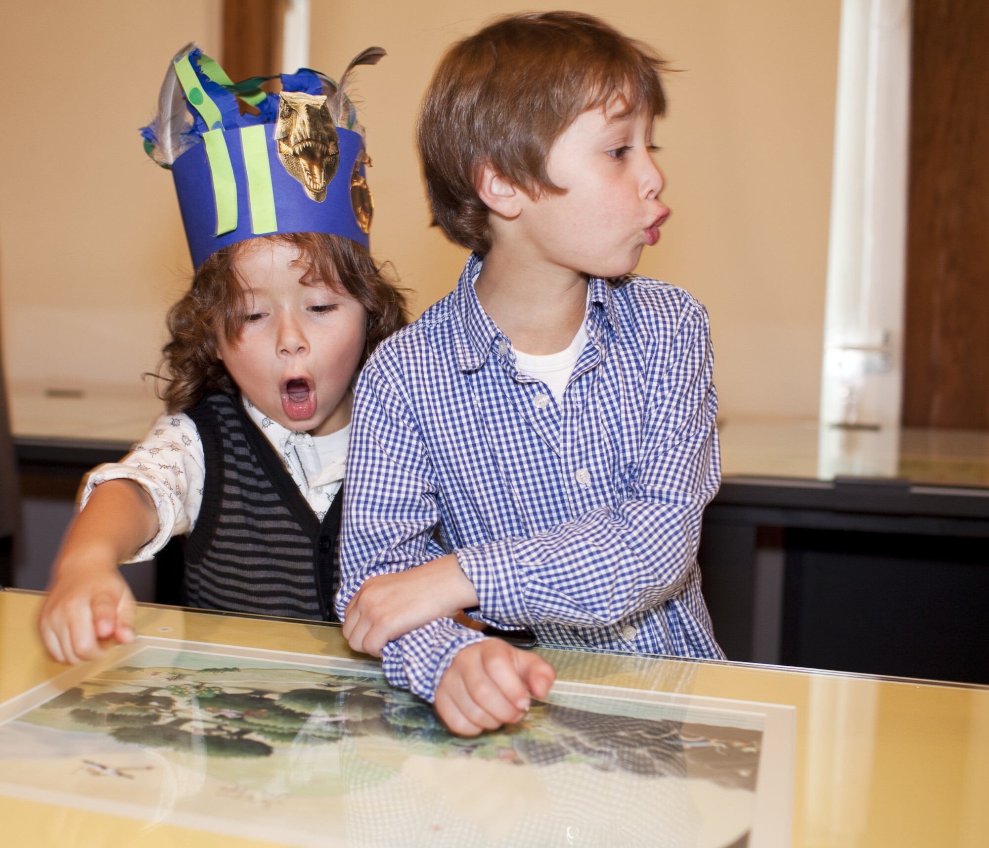 Twee kinderen zijn een kinderfeestje aan het vieren