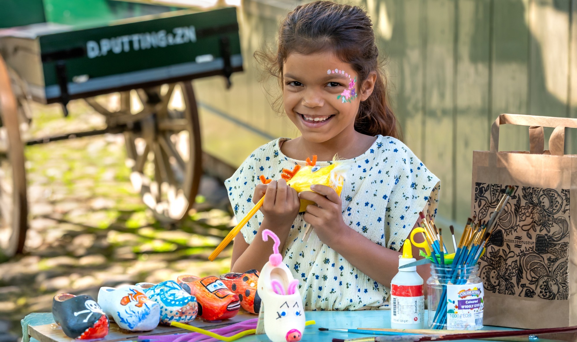 Foto van meisje die een klompje pimpt