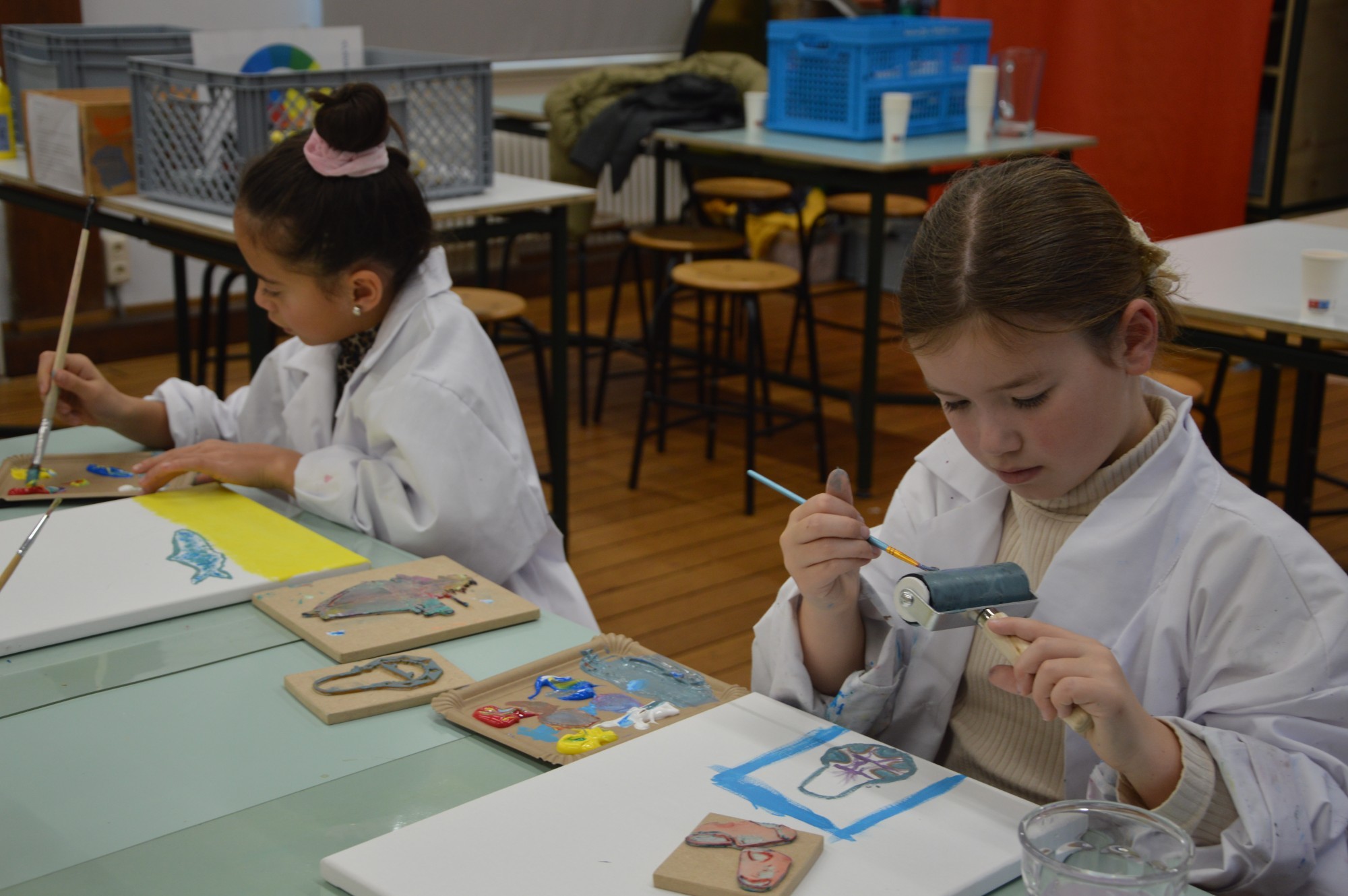 Kinderen stempelen tijdens kinderfeestje Kunst met een twist