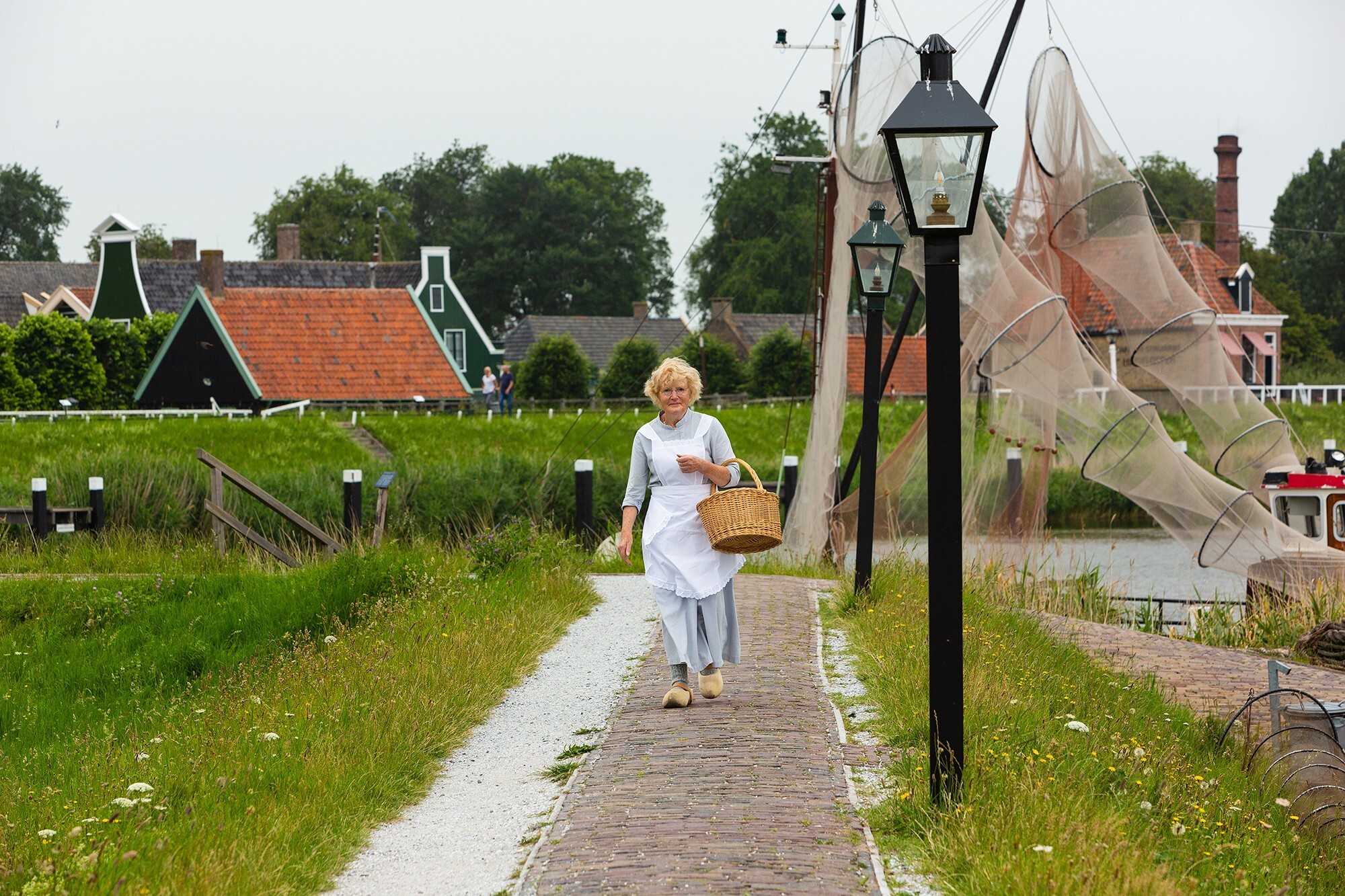 Dienstmeid loopt langs de Marker haven