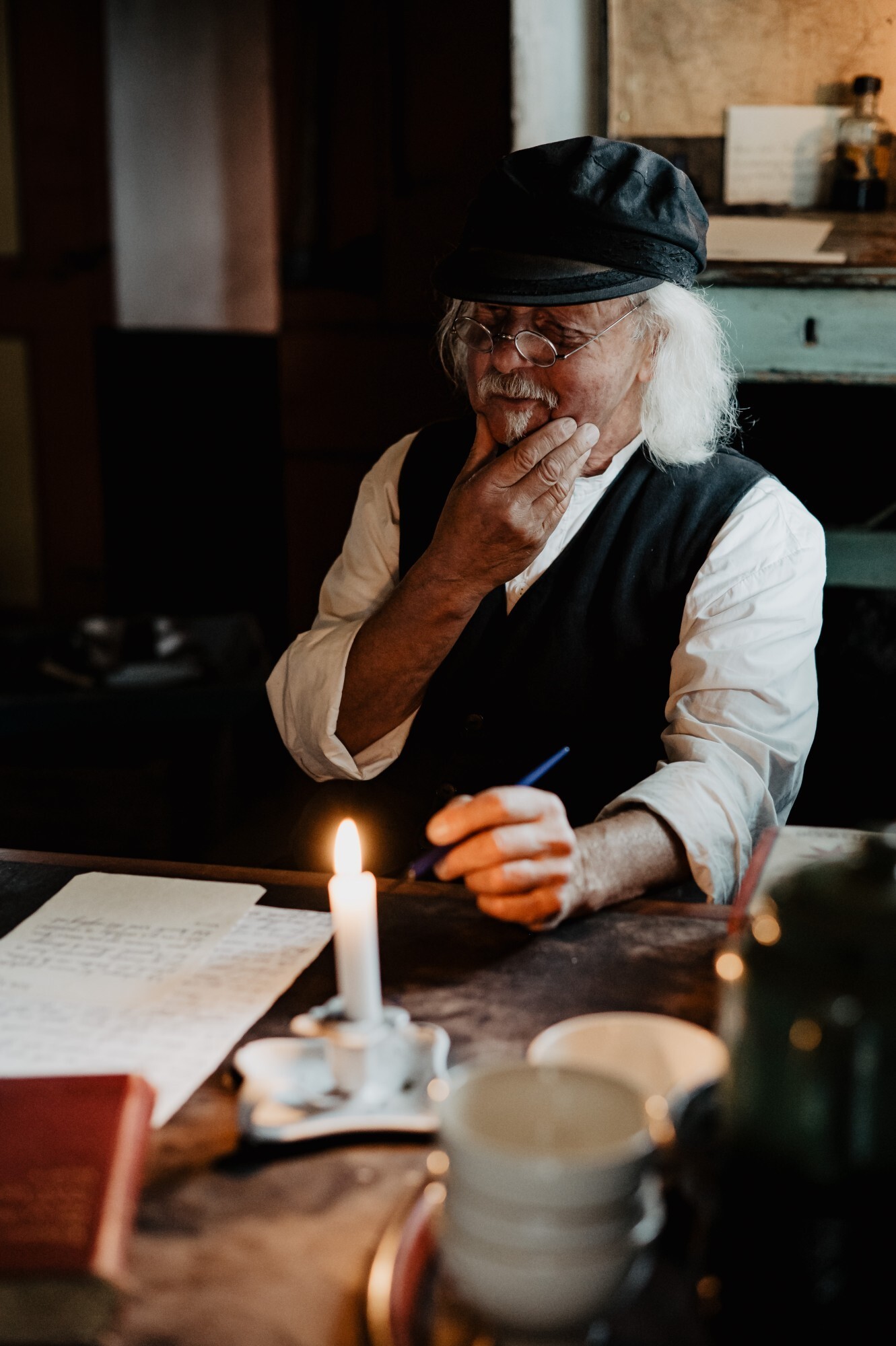 Briefsteller Urk aan zijn schrijftafel op de Urker bult van het Zuiderzeemuseum.