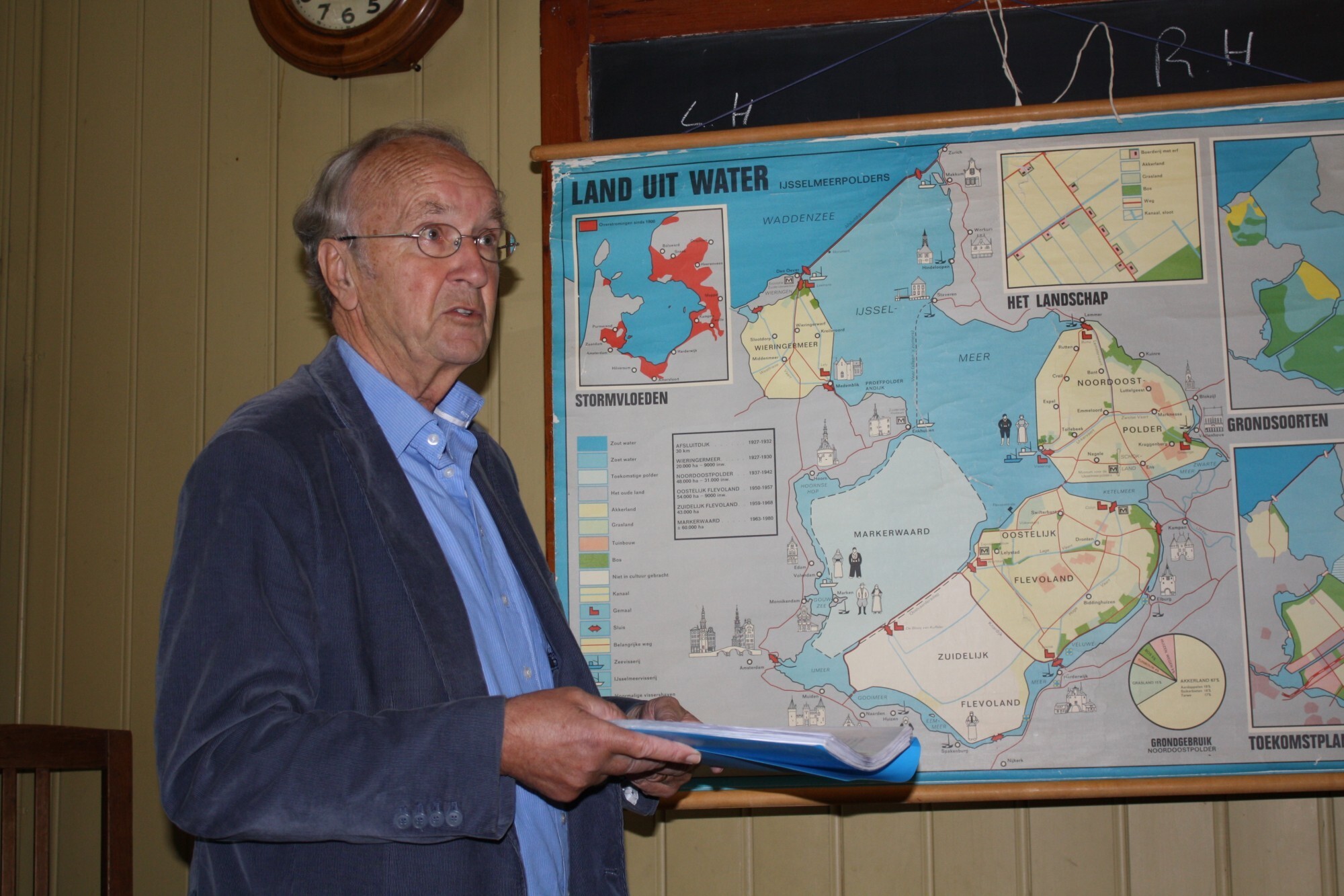 Meneer geeft aardrijkskunde les in het Kollumer schooltje