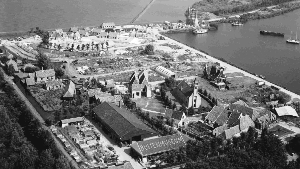 Luchtfoto van 't Zuiderzeedorp in aanbouw, 1979 - 1980