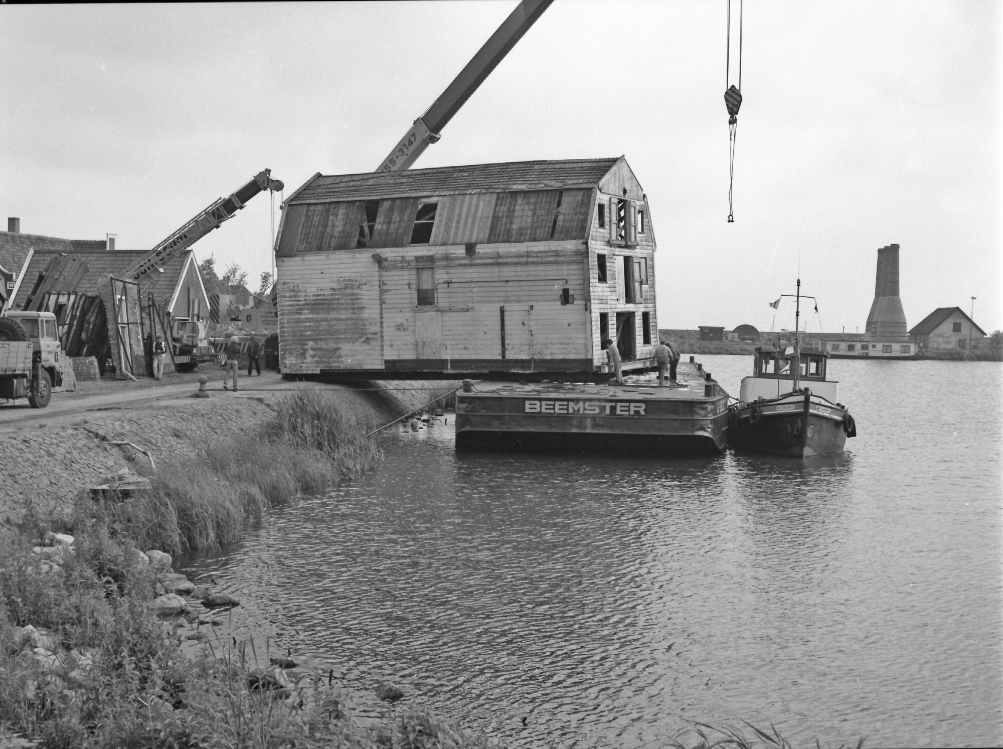 Vervoeren van Kaaspakhuis tijdens bouw van 't Zuiderzeedorp