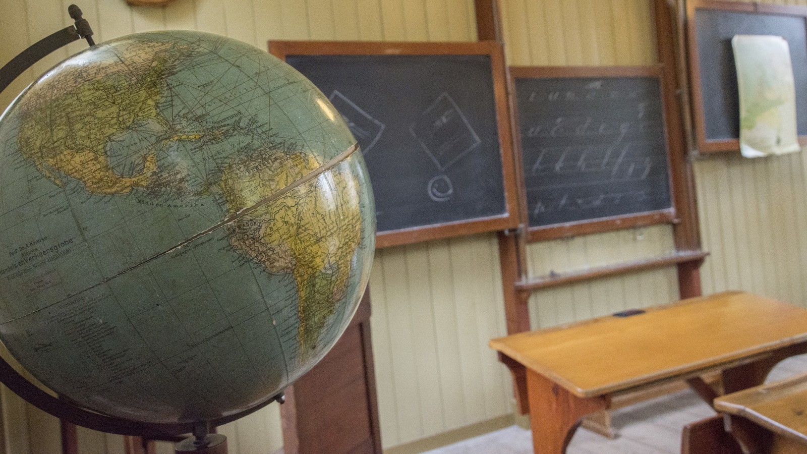 Kollumerschooltje met op de voorgrond een wereldbol