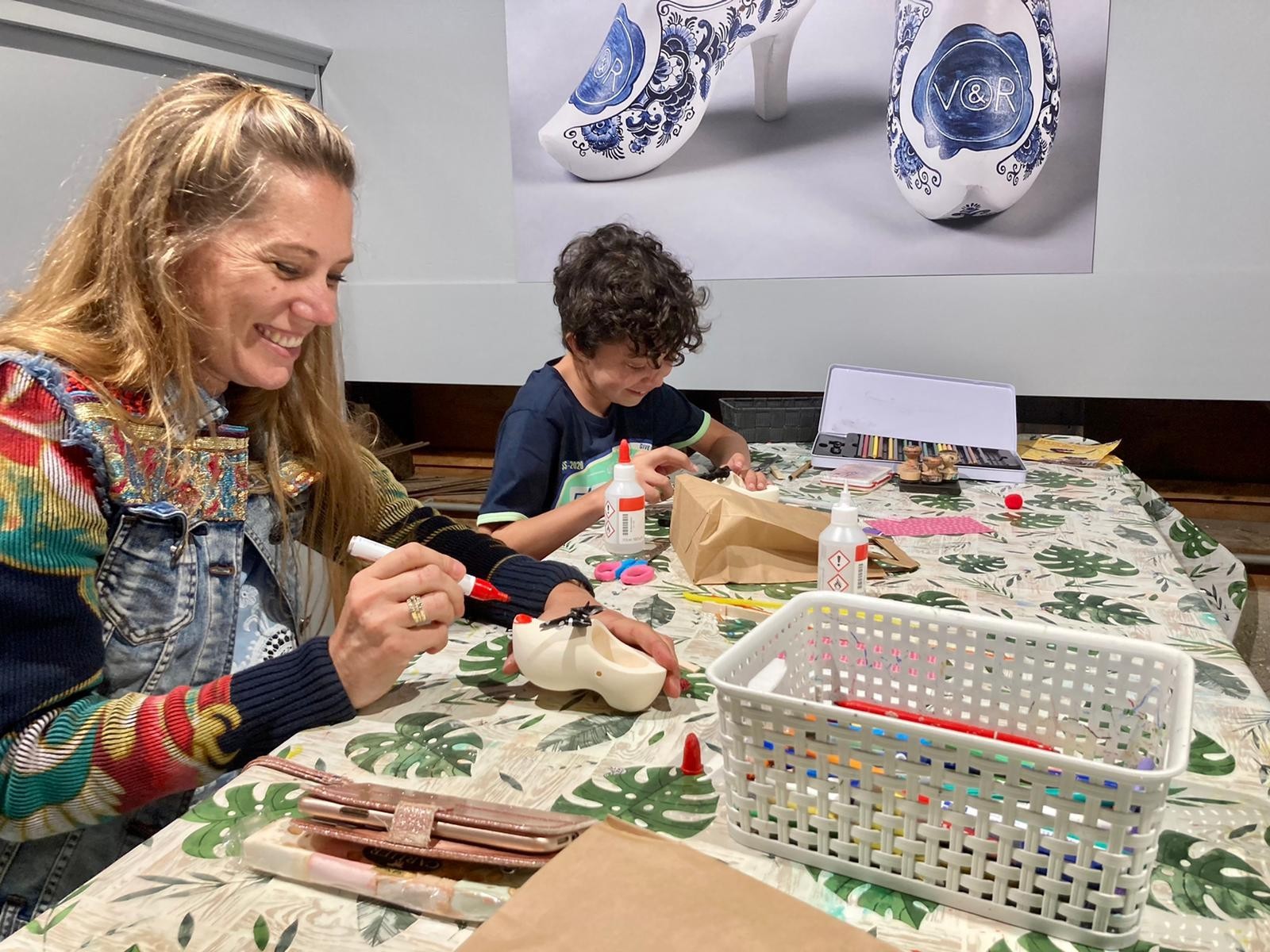 Moeder en zoon zijn samen een klompje aan het knutselen