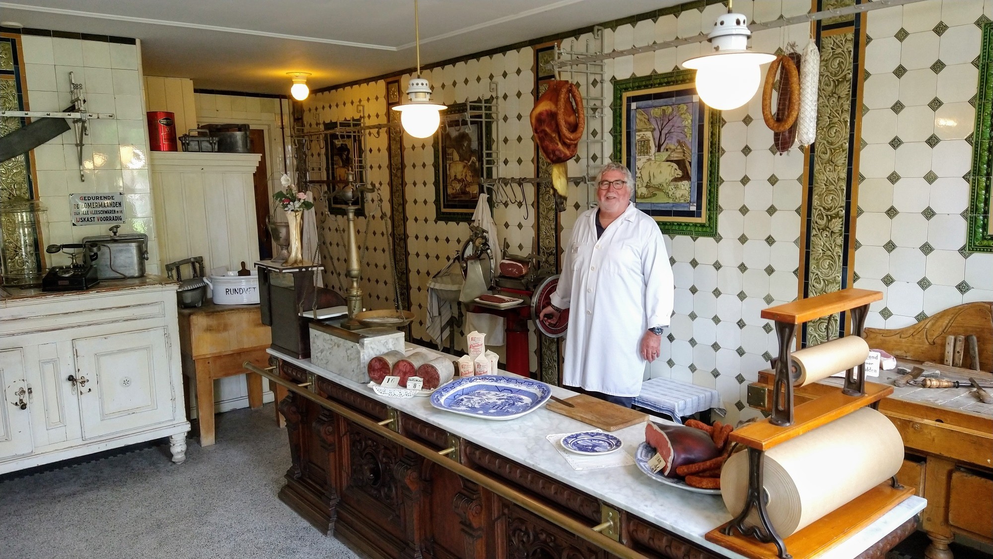 De slagerij van binnen, waar de slager achter de toonbank staat