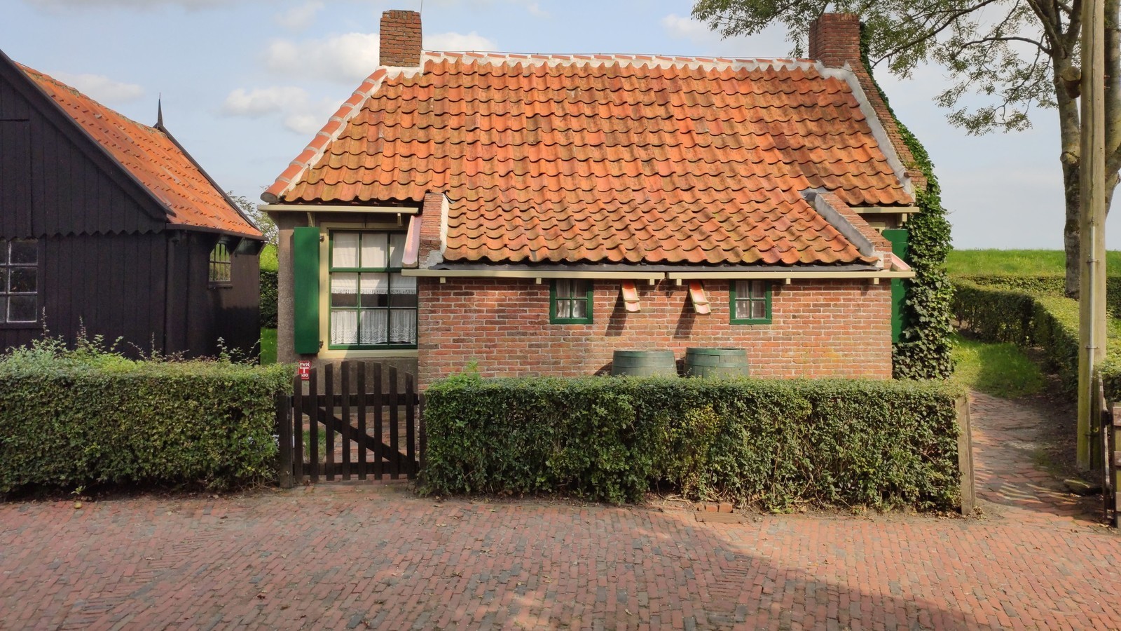 Historisch huis in 't Zuiderzeedorp met groene kozijnen.